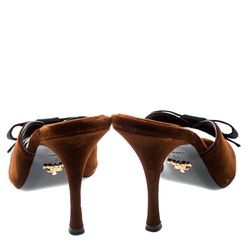 Prada Brown Velvet And Black Satin Bow Embellished Peep Toe Mules Size 38 In Good Condition In Dubai, Al Qouz 2