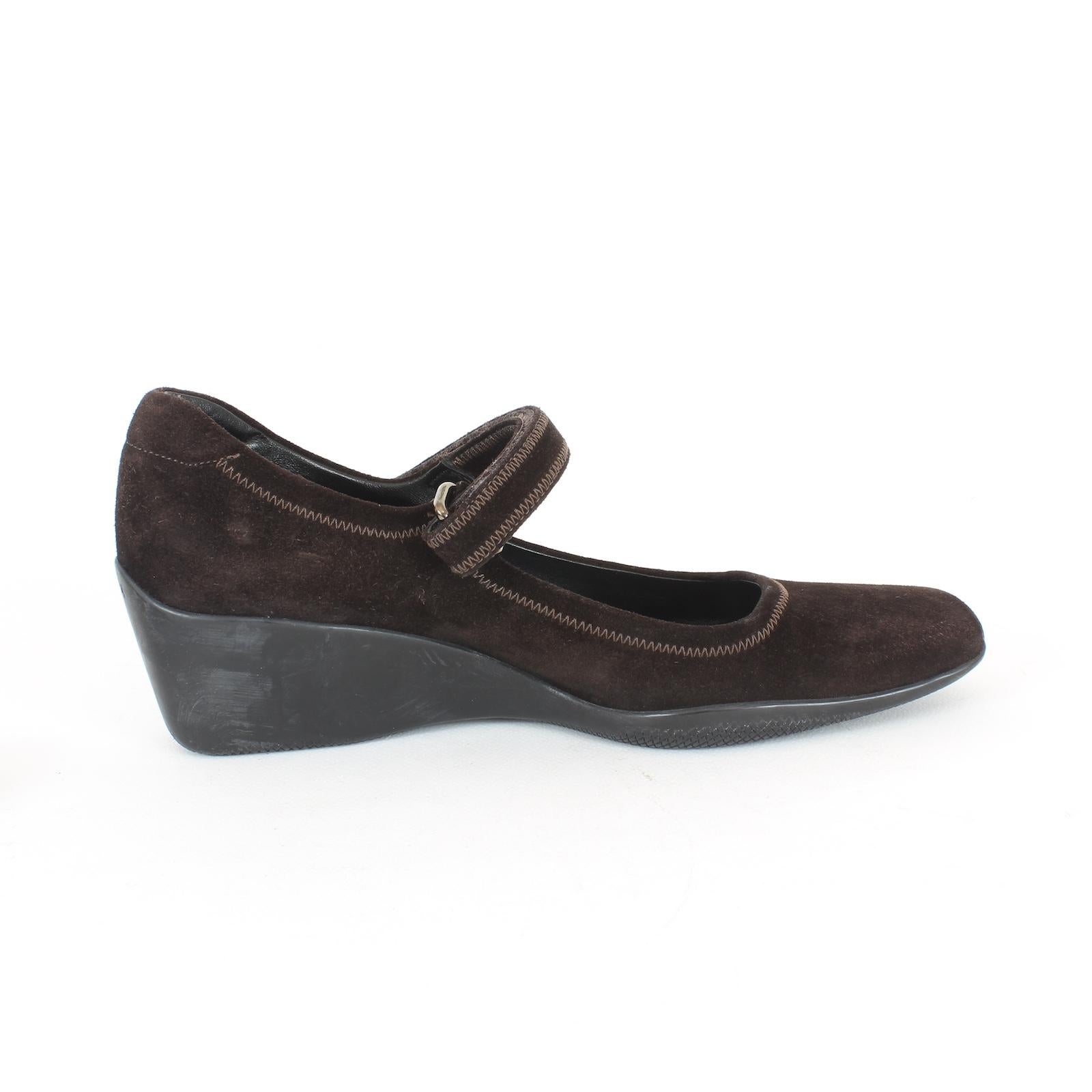 Prada Brown Velvet Leather Low Top Shoes With Buckle Vintage 1990s - New In New Condition In Brindisi, Bt