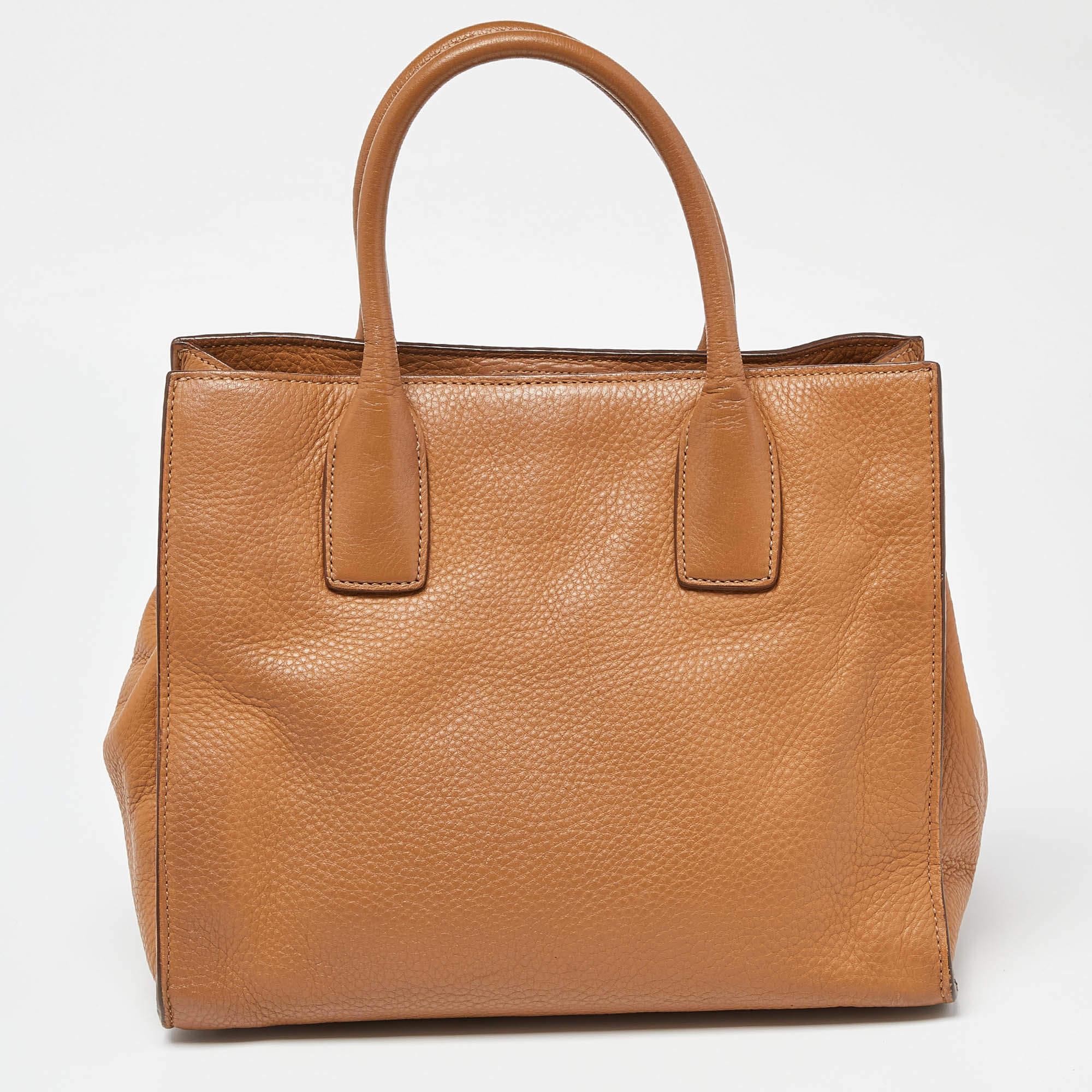 This alluring tote bag for women has been designed to assist you on any day. Convenient to carry and fashionably designed, the tote is cut with skill and sewn into a great shape. It is well-equipped to be a reliable accessory.

Includes: Detachable