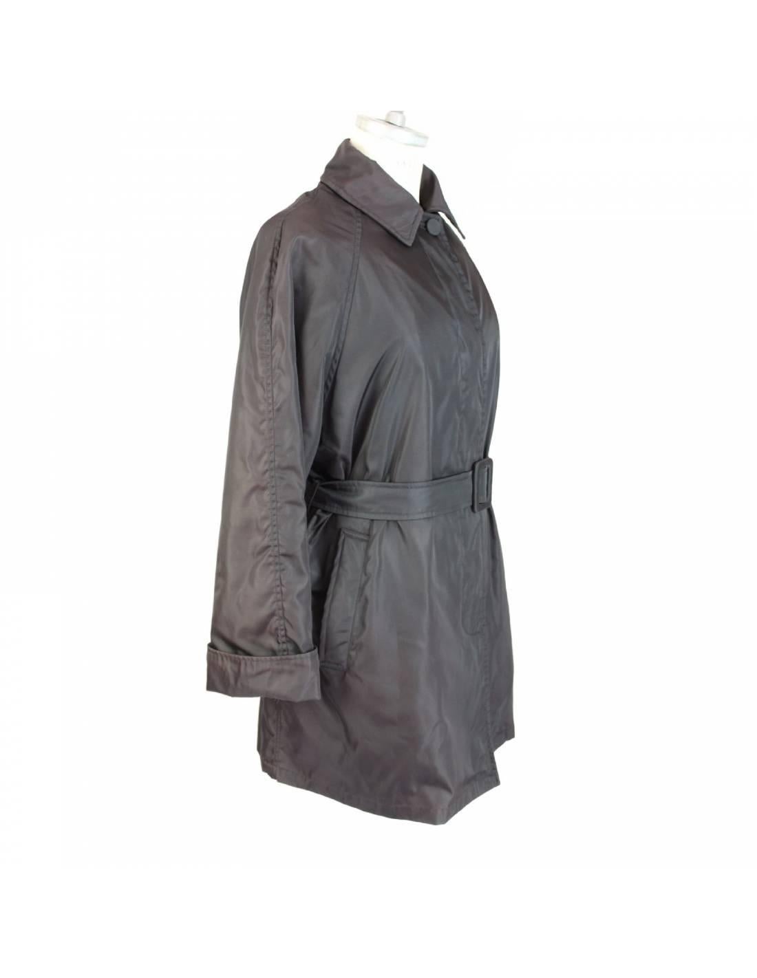 Beautiful waterproof coat by Prada brown 60% acetate 40% cupro. The coat is  completely padded on the sleeves, but the padding can be removed. It has two pockets on the sides and a belt. Made in Italy, 2000s, excellent condition.

SIZE 42 IT 8 US 10