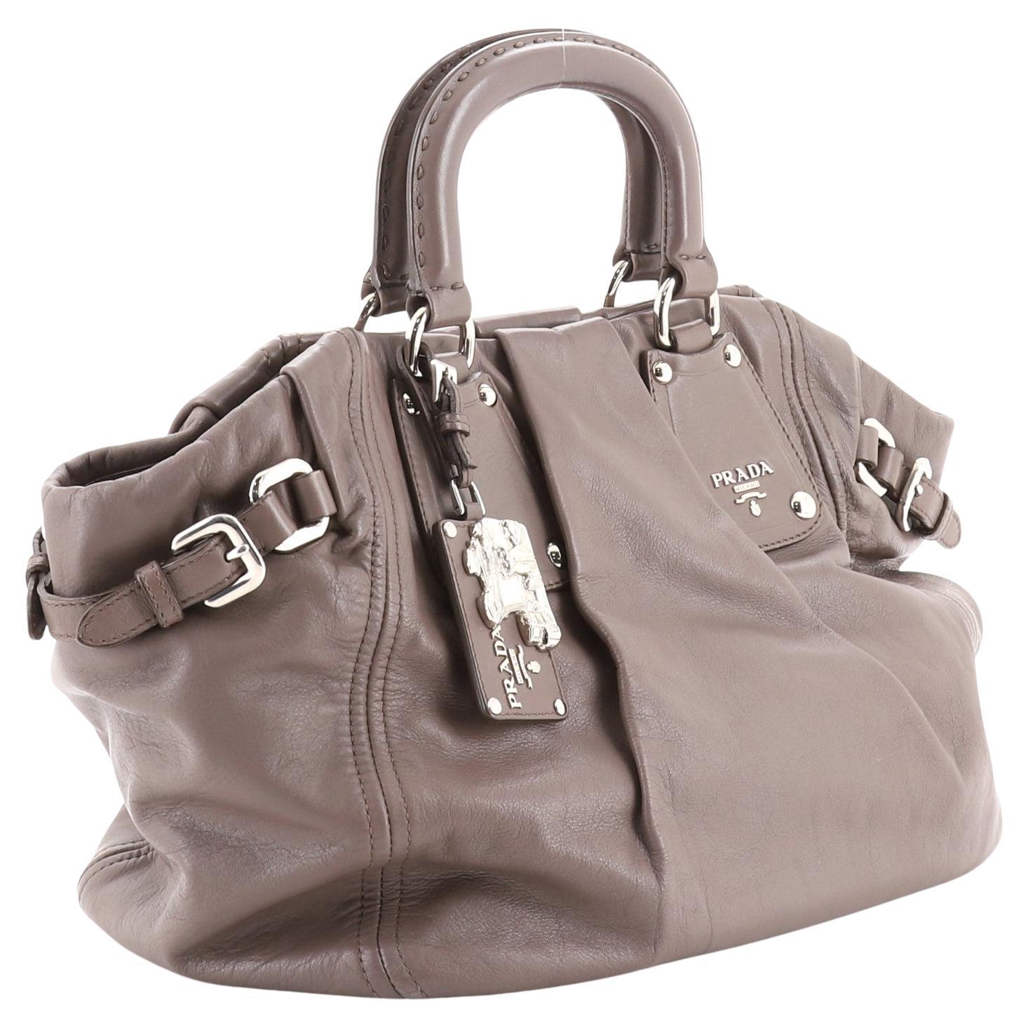 Prada - Sacoche plissée à boucle en cuir de veau souple marron - Large en vente