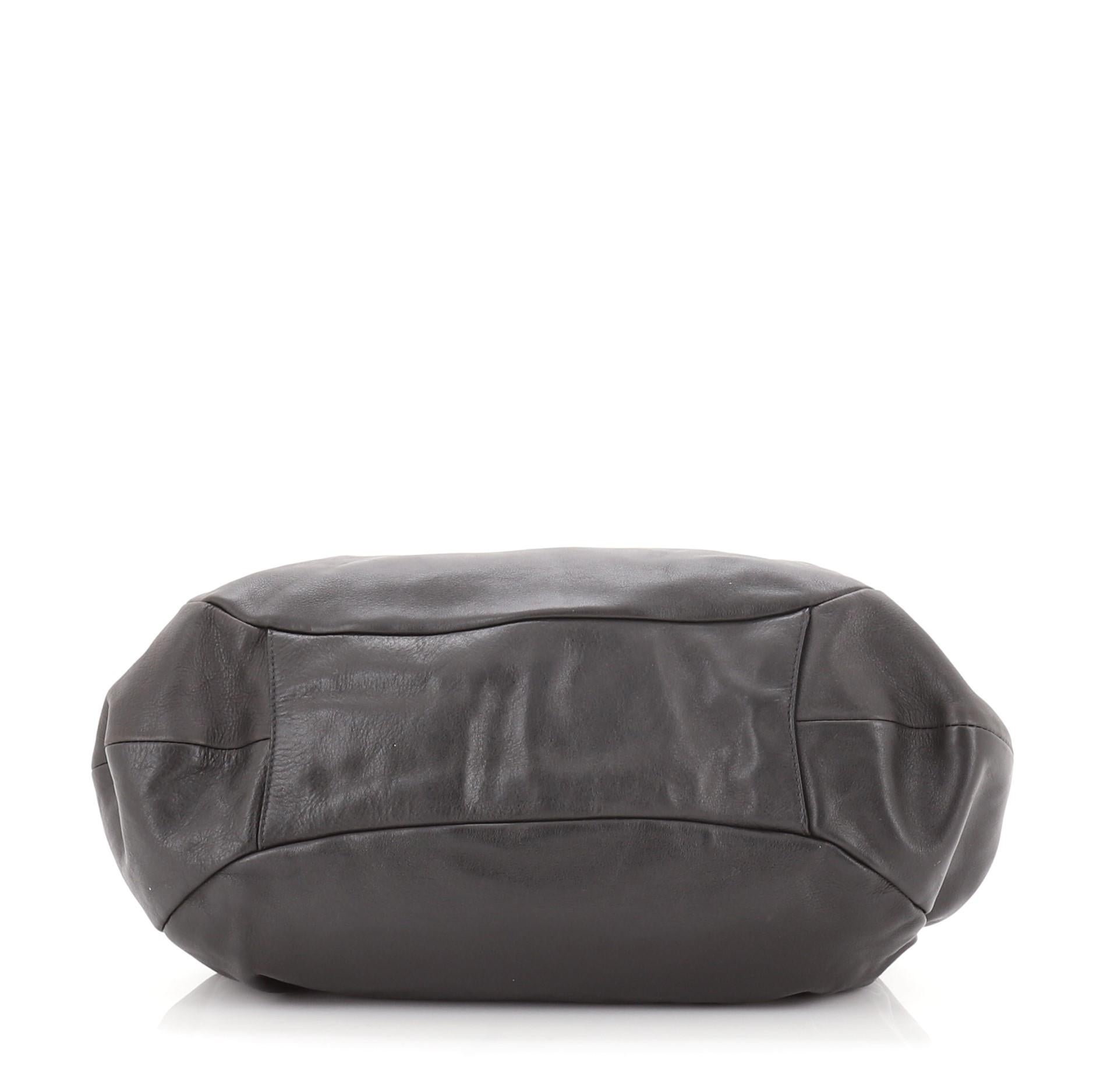 Prada Schnalle plissiert Umhängetasche Soft Calf Large im Zustand „Hervorragend“ in NY, NY