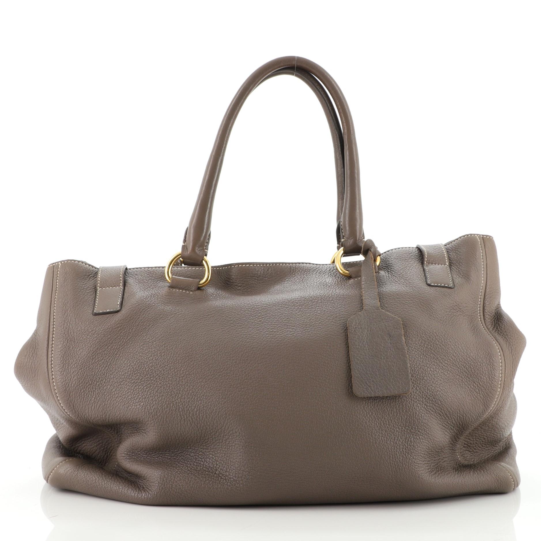 Prada Tragetasche aus Leder mit Schnalle Cervo Ost-West im Zustand „Gut“ in NY, NY