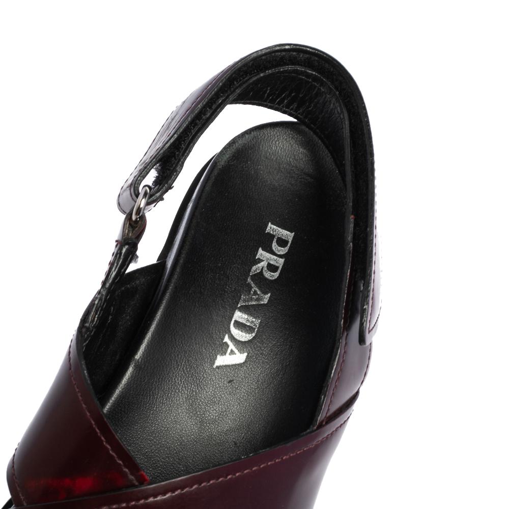 Prada Burgund/Schwarzes Leder Crisscross Riemen-Sandalen Größe 37 im Zustand „Gut“ in Dubai, Al Qouz 2