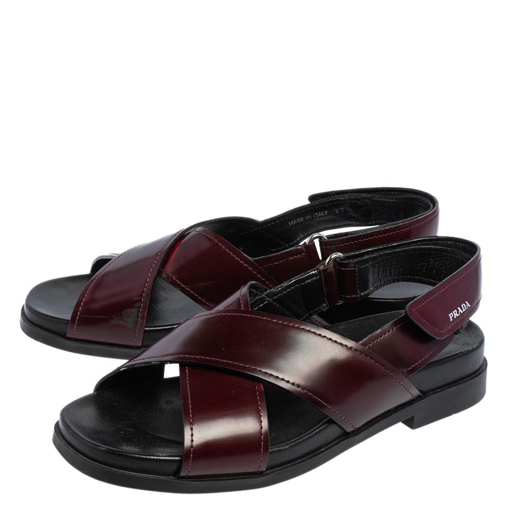 Prada Burgund/Schwarzes Leder Crisscross Riemen-Sandalen Größe 37 2