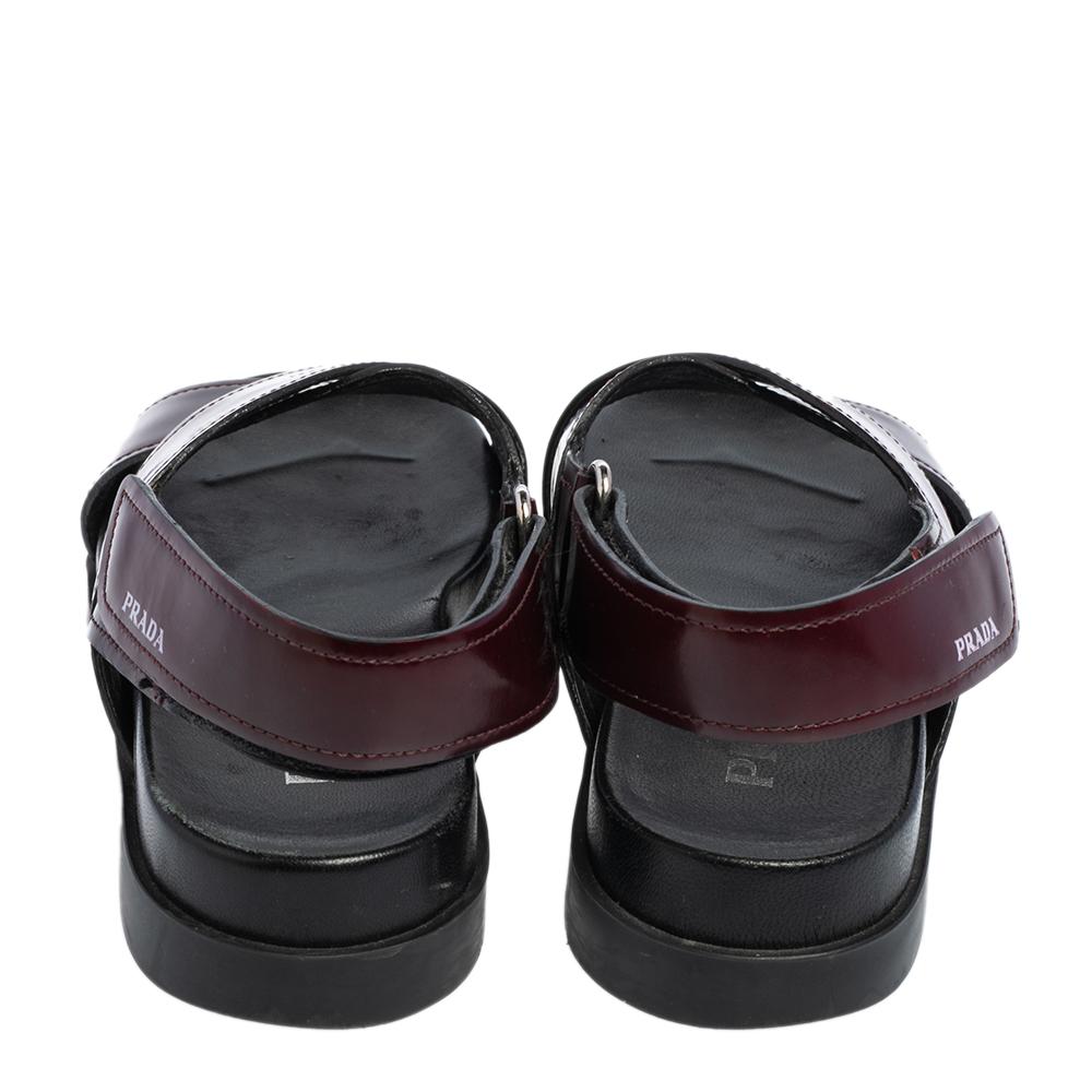 Prada Burgund/Schwarzes Leder Crisscross Riemen-Sandalen Größe 37 3