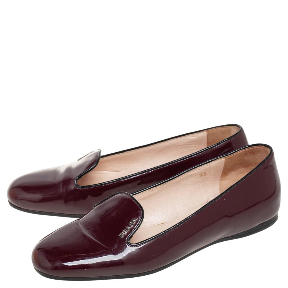 These burgundy and black-hued smoking slippers from the house of Prada are simply amazing. Crafted from glossy patent leather, these smoking slippers feature a slip-on style. They come with leather-lined insoles with brand detailing in silver-tone.