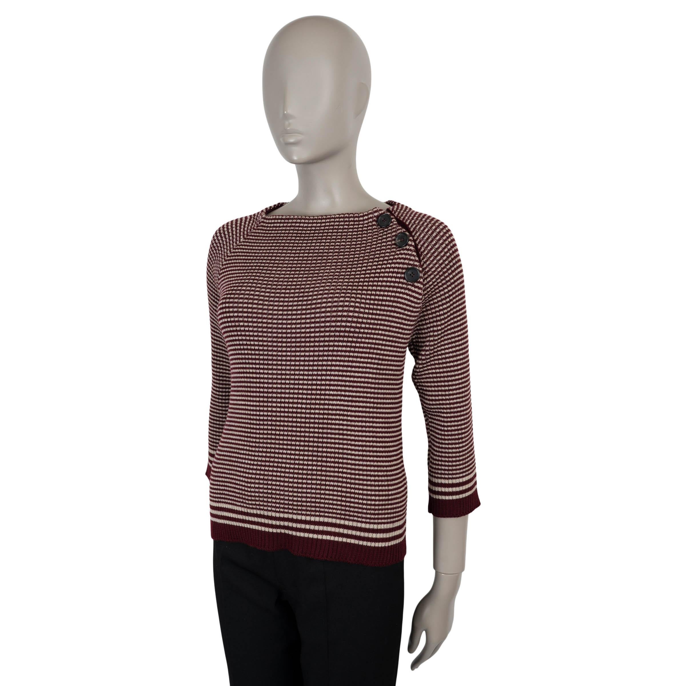 Ce pull 100% authentique de Prada est confectionné en maille de laine rayée bordeaux et crème (100%). Il présente un col bateau, des manches raglan de ¾ de longueur (mesure de la manche prise à partir du col) et des bordures en tricot côte aux