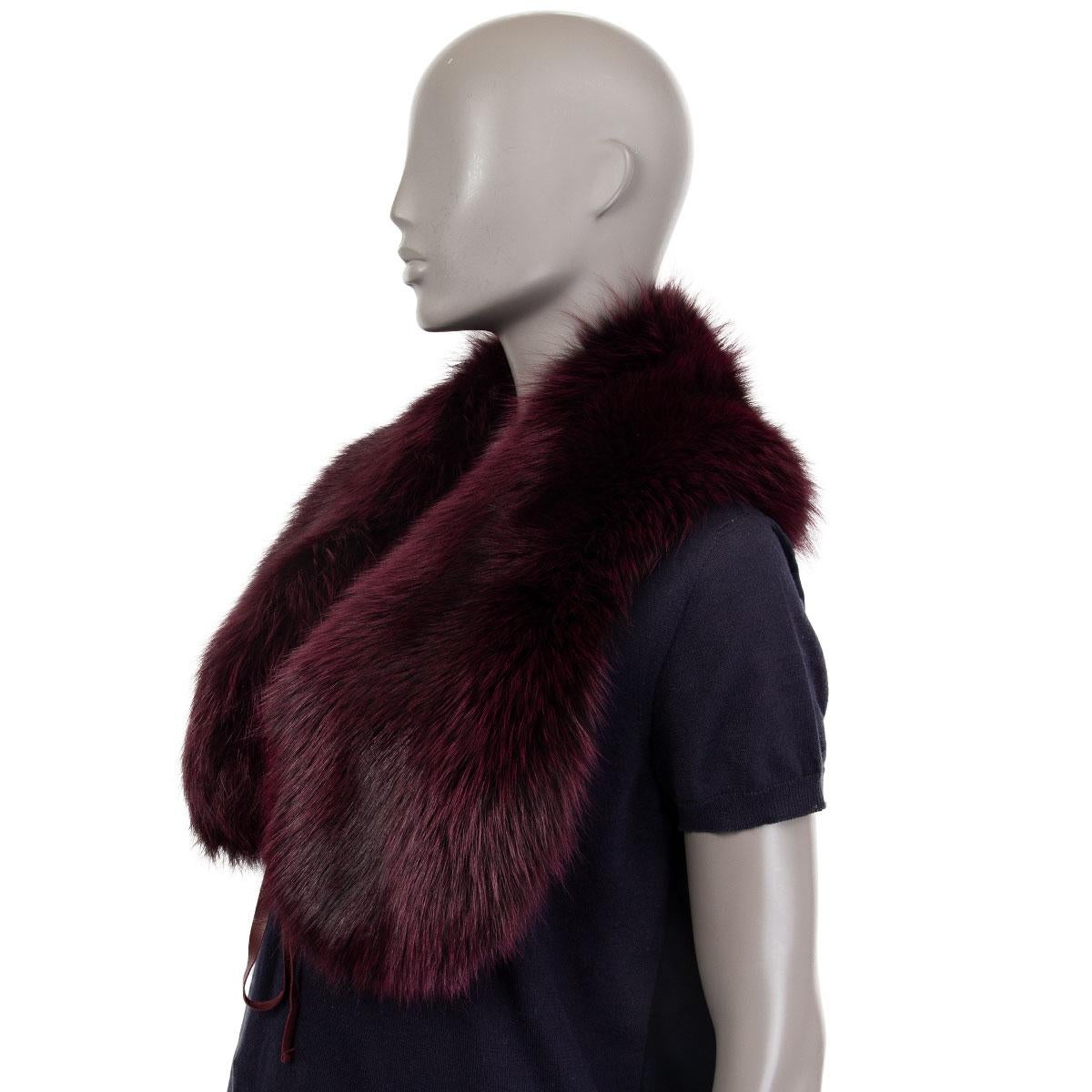 Prada shawl collar in deep burgundy dyed white fox fur with leather ribbons to close it on the front. Has been worn and is in excellent condition. 

Width 21cm (8.2in)
Length 100cm (39in)