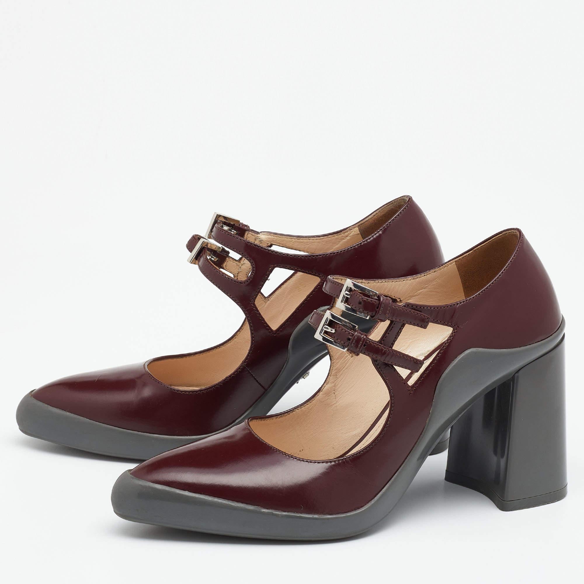 These pumps from the House of Prada are here to grant your feet the ultimate stylish experience. They are crafted from burgundy leather on the exterior and flaunt block heels. Add these chic pumps to your collection today! 