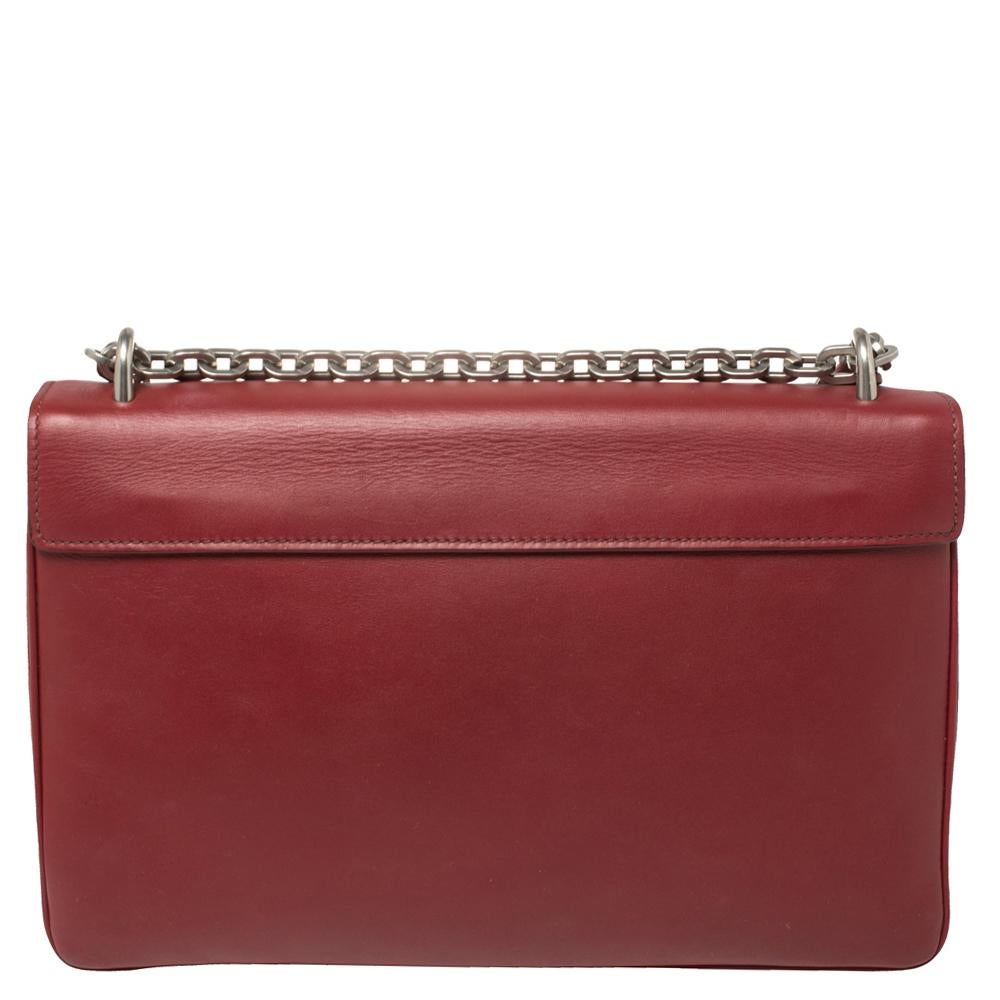 Prada Burgundy Leather Lock Flap Shoulder Bag In Good Condition In Dubai, Al Qouz 2