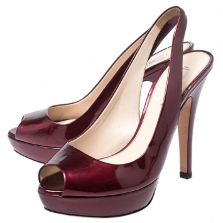 Marron Prada Sandales à talons compensés en cuir verni bourgogne taille 37,5 en vente