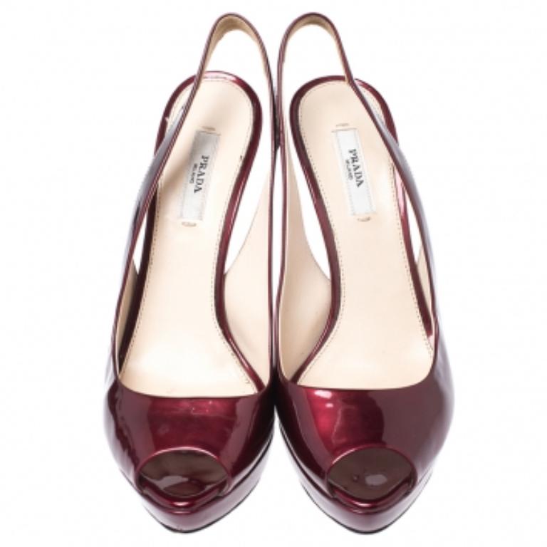 Prada Sandales à talons compensés en cuir verni bourgogne taille 37,5 Pour femmes en vente