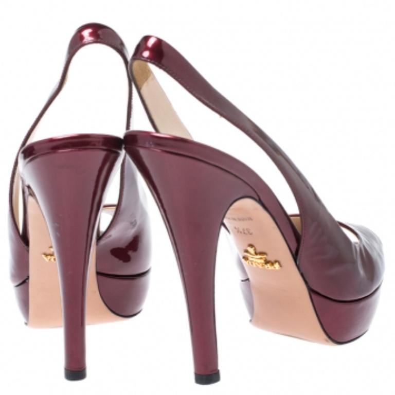 Prada Sandales à talons compensés en cuir verni bourgogne taille 37,5 en vente 1