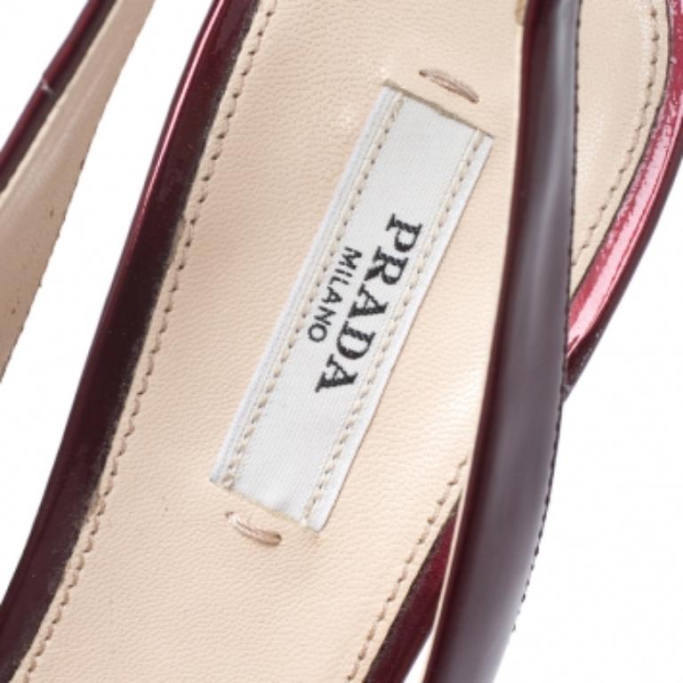 Prada Sandales à talons compensés en cuir verni bourgogne taille 37,5 en vente 2