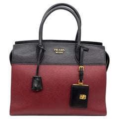 Borsa Esplanade grande in pelle di vitello City nera e saffiano bordeaux di Prada