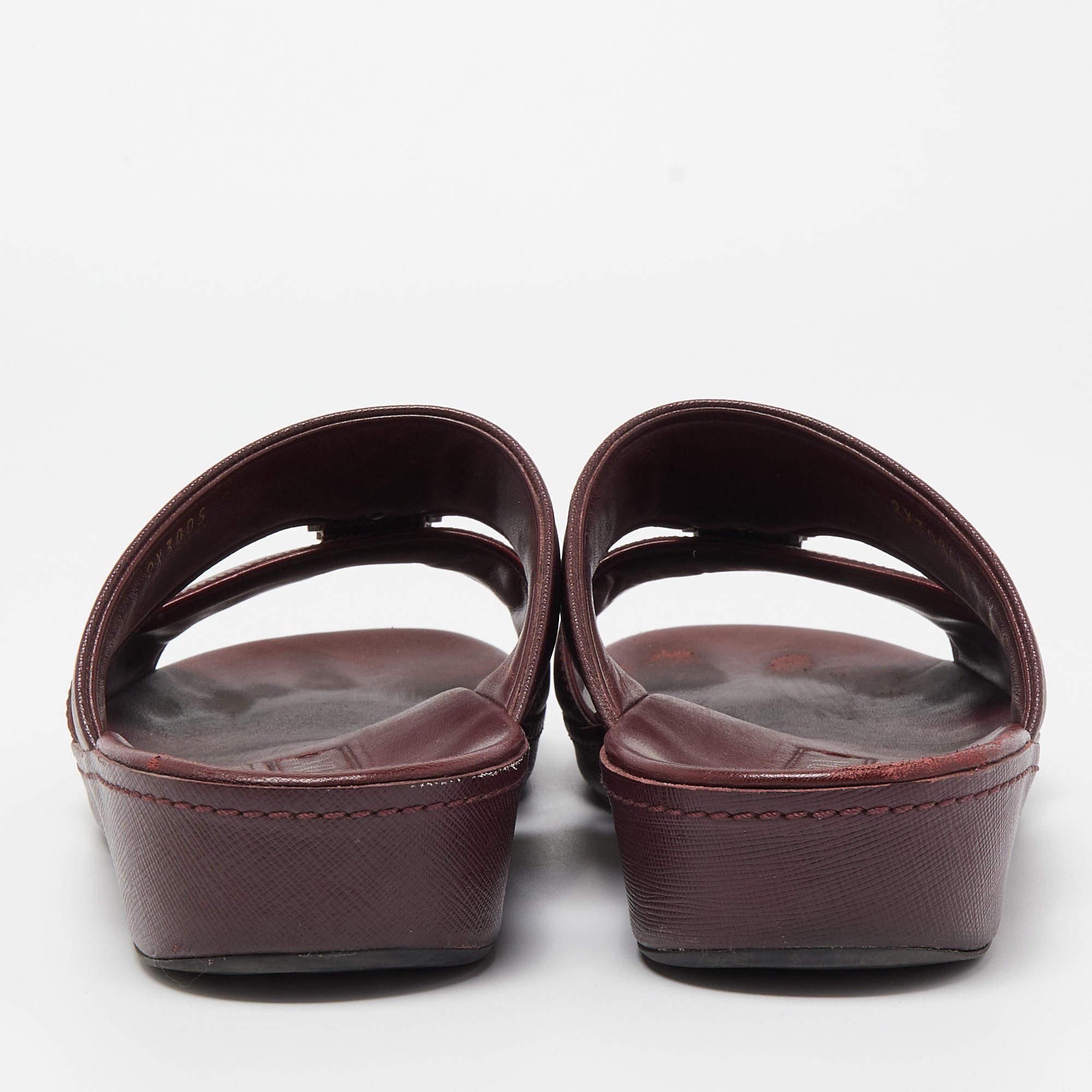 Prada Burgundy Saffiano Leather Buckle Slide Sandals Size 43.5 In Good Condition In Dubai, Al Qouz 2