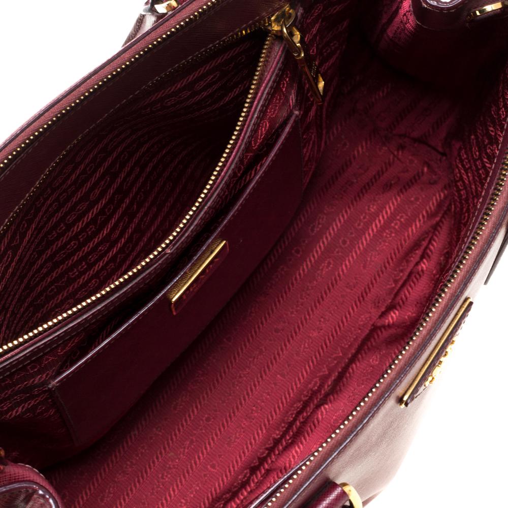 Prada Burgundy Saffiano Lux Leather Medium Galleria Double Zip Tote In Fair Condition In Dubai, Al Qouz 2