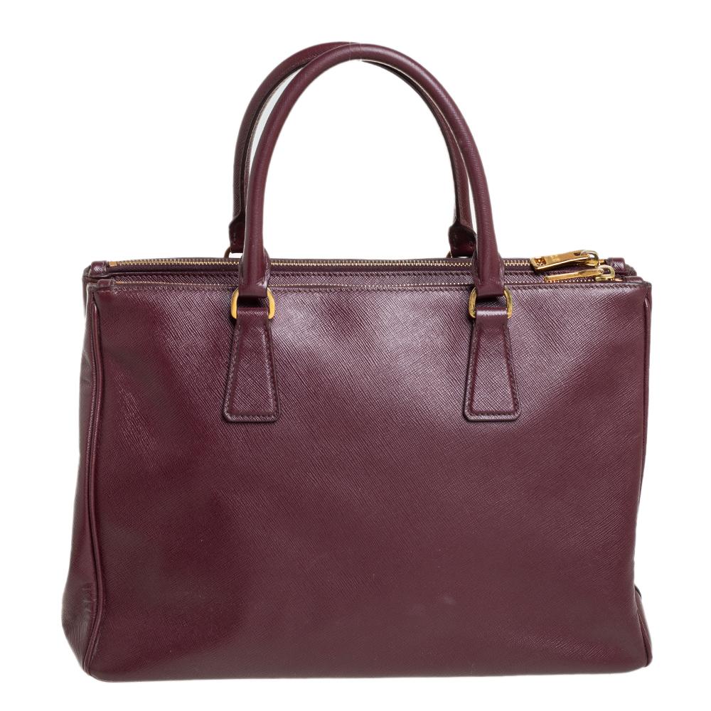Prada Burgunderfarbene Saffiano Lux Leder Medium Galleria Tote aus Leder im Zustand „Gut“ in Dubai, Al Qouz 2