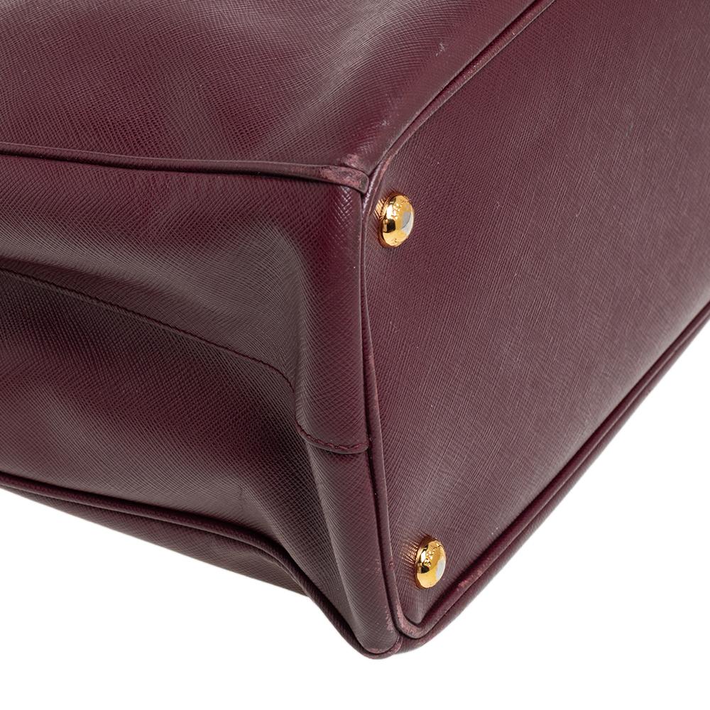 Prada Burgundy Saffiano Lux Leather Medium Galleria Tote In Good Condition In Dubai, Al Qouz 2