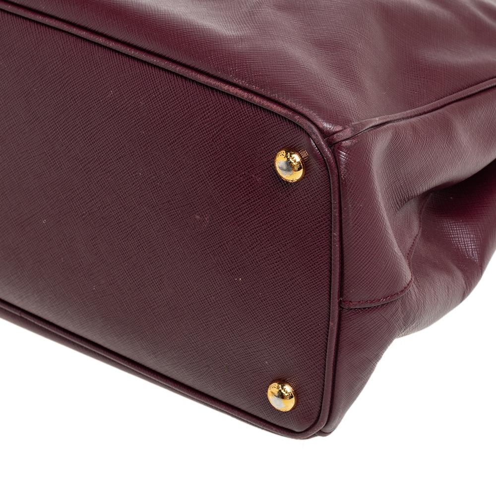 Prada Burgunderfarbene Saffiano Lux Leder Medium Galleria Tote aus Leder 1