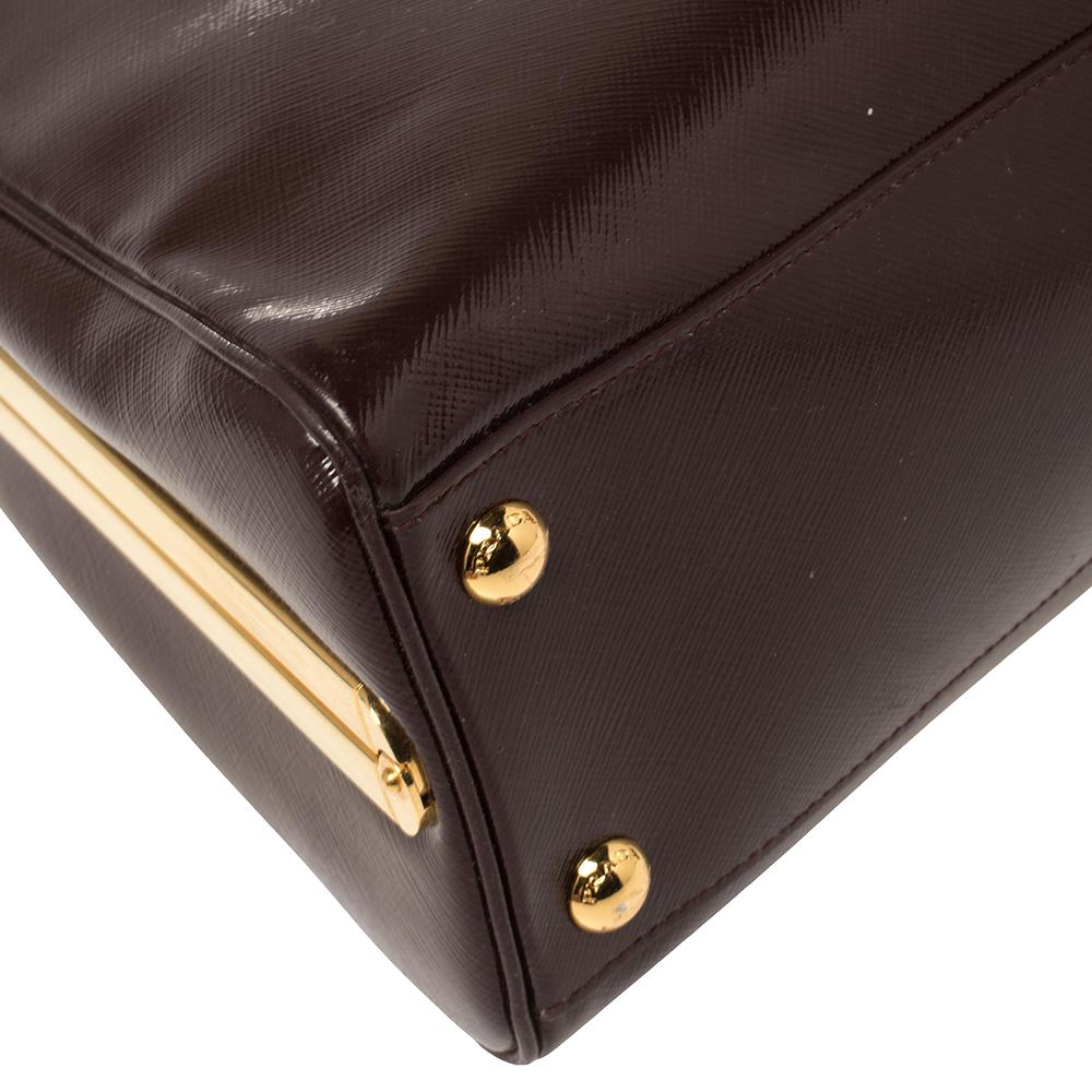 Prada Burgunderfarbene Saffiano-Vernice-Tasche aus Leder mit Pyramidenrahmen 4