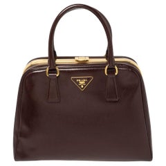 Prada Burgunderfarbene Saffiano-Vernice-Tasche aus Leder mit Pyramidenrahmen