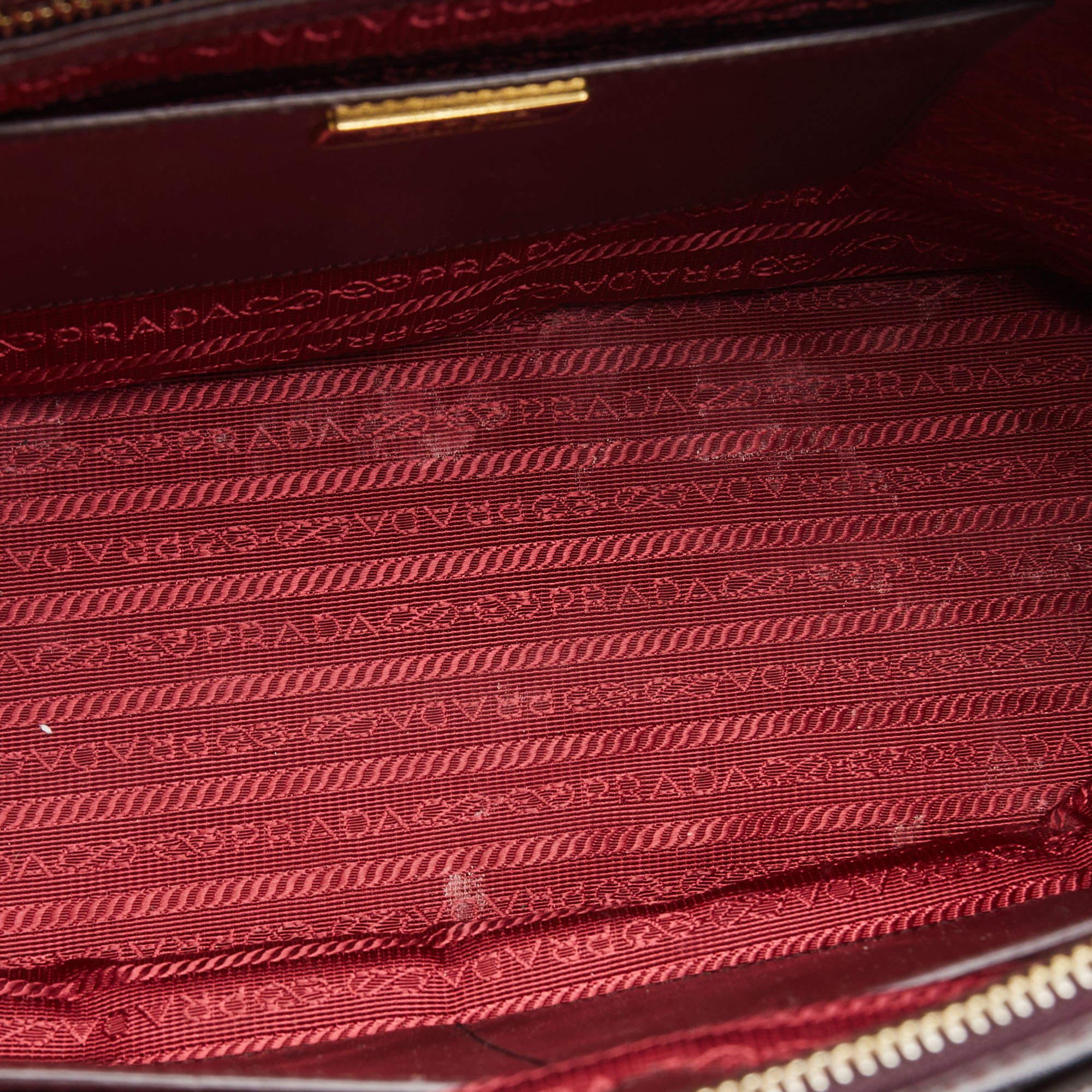 Prada Burgundy Saffiao Patent Leather Cargo Pocket Tote In Good Condition In Dubai, Al Qouz 2
