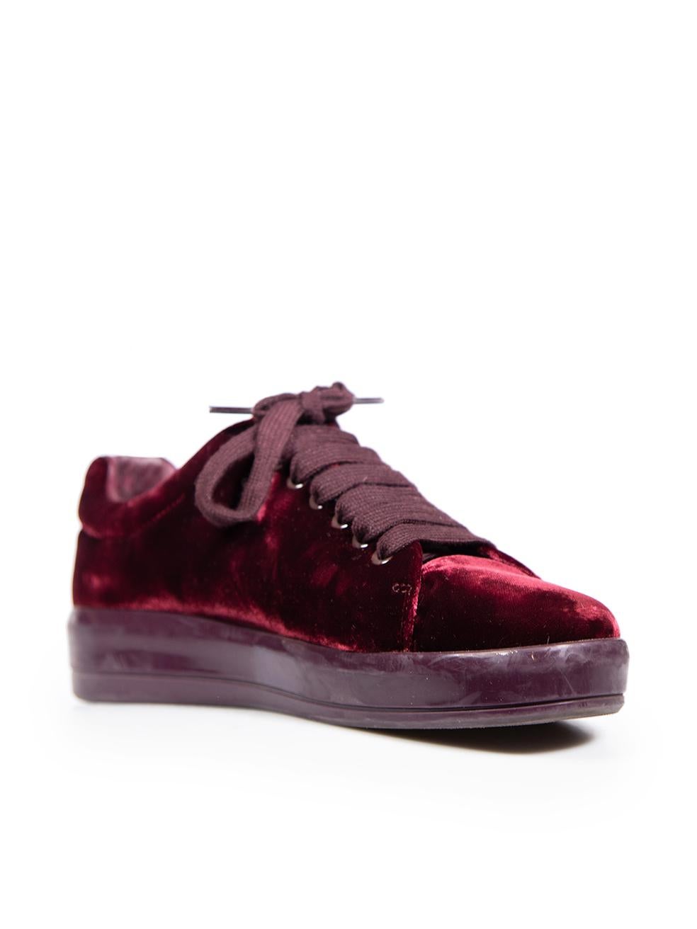 La condizione è buona. Le scarpe da ginnastica presentano una lieve usura. Abrasioni intorno alle suole esterne di entrambe le scarpe e segni su entrambi i lati di questo articolo usato di Prada.
  
  
  
  Dettagli
  
  
  Borgogna
  
  Velluto
  
