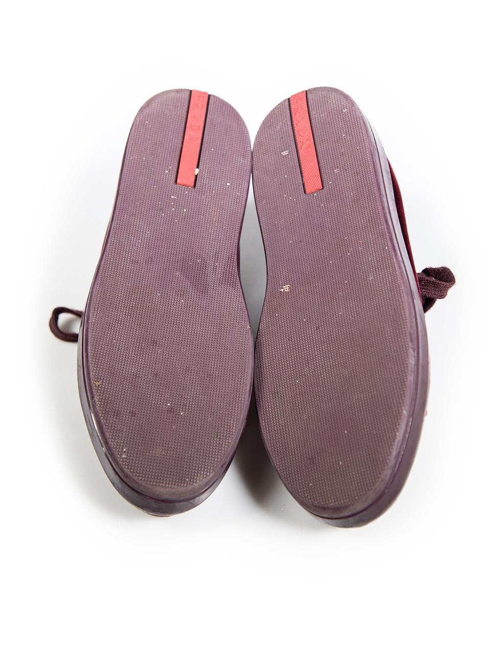 Prada, scarpe da ginnastica con plateau in velluto bordeaux, taglia IT 38 In condizioni buone in vendita a London, GB