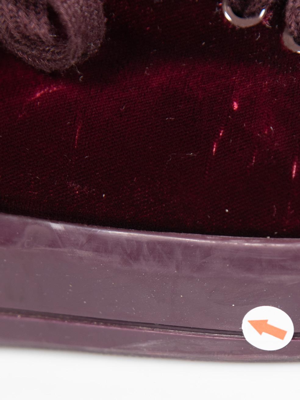 Prada, scarpe da ginnastica con plateau in velluto bordeaux, taglia IT 38 in vendita 2
