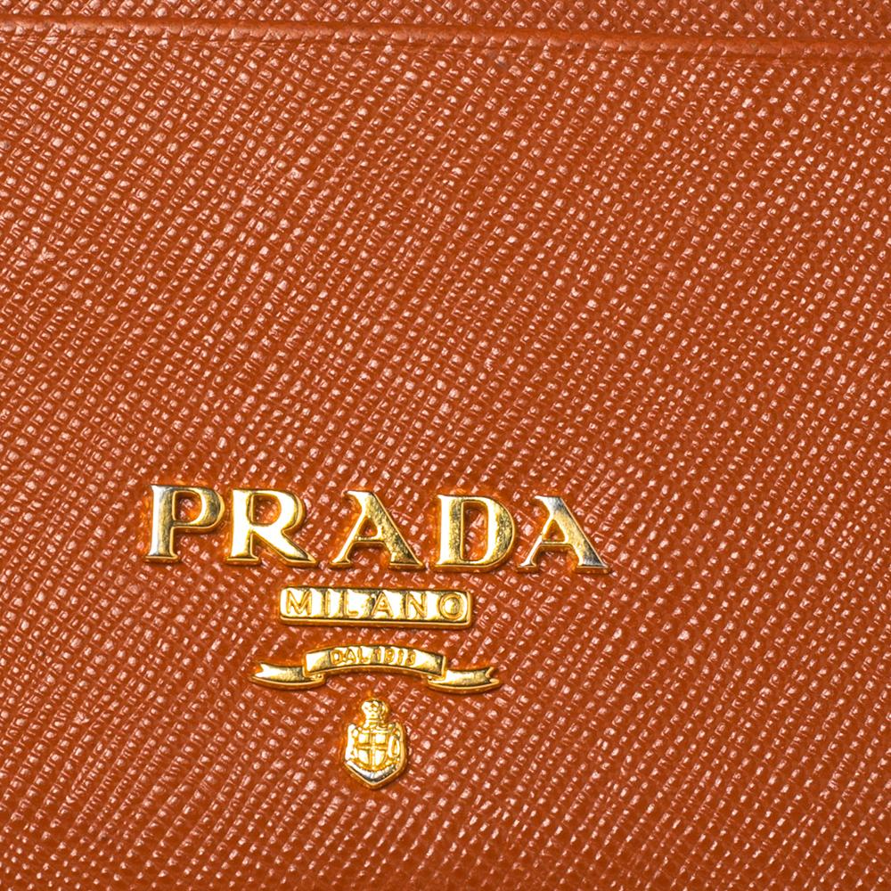 This Prada card holder is all about convenience and style. Crafted from saffiano Lux leather, it has multiple slots and is lined with fabric. Brand name in gold-tone hardware at the front adds to the beauty.

