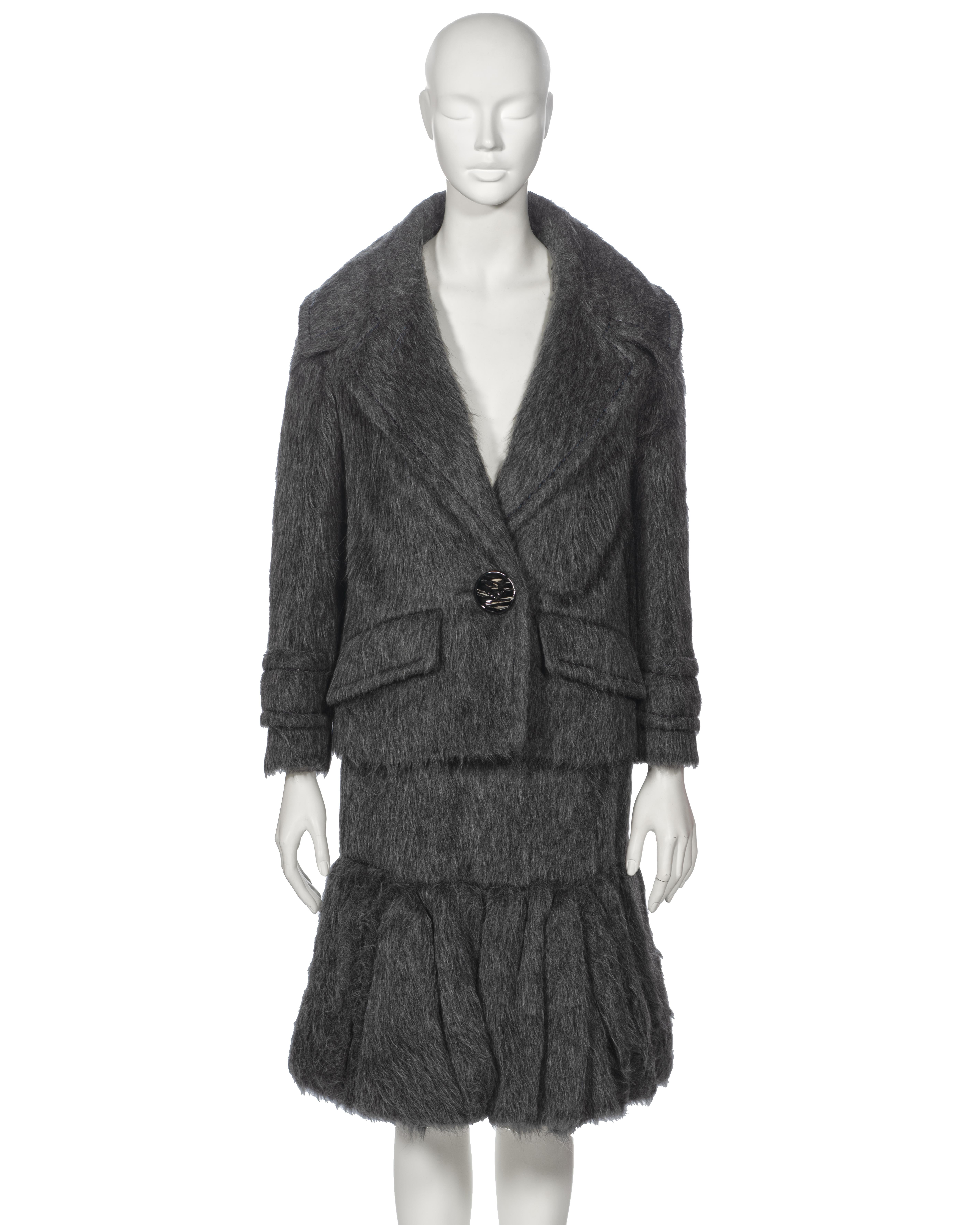 Tailleur veste et jupe en soie d'alpaga brossée grise Prada par Miuccia Prada, A/H 2017 en vente 10