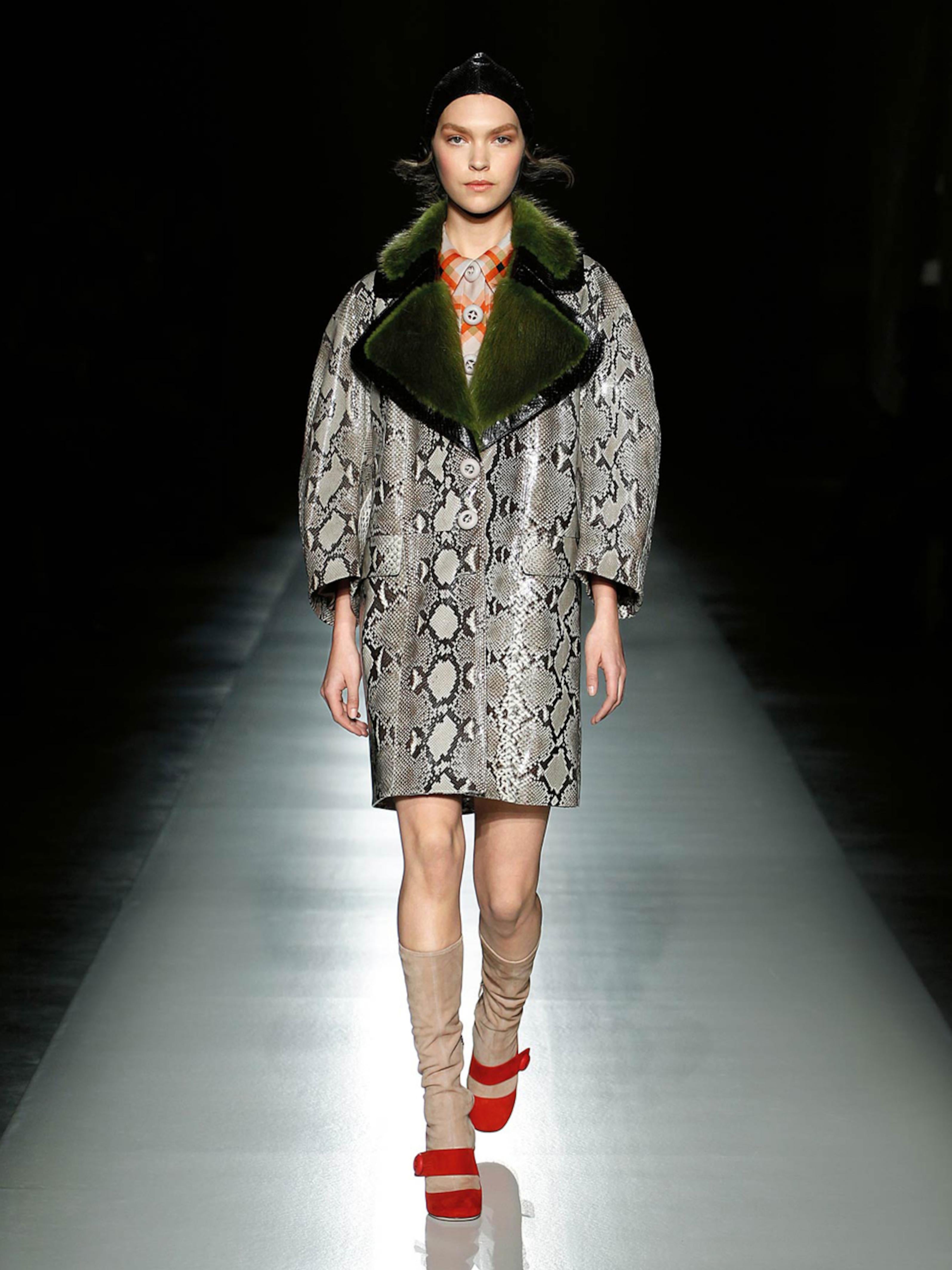 Prada by Miuccia Prada Python-Mantel mit grünem Nerzkragen, FW 2011 (Braun) im Angebot