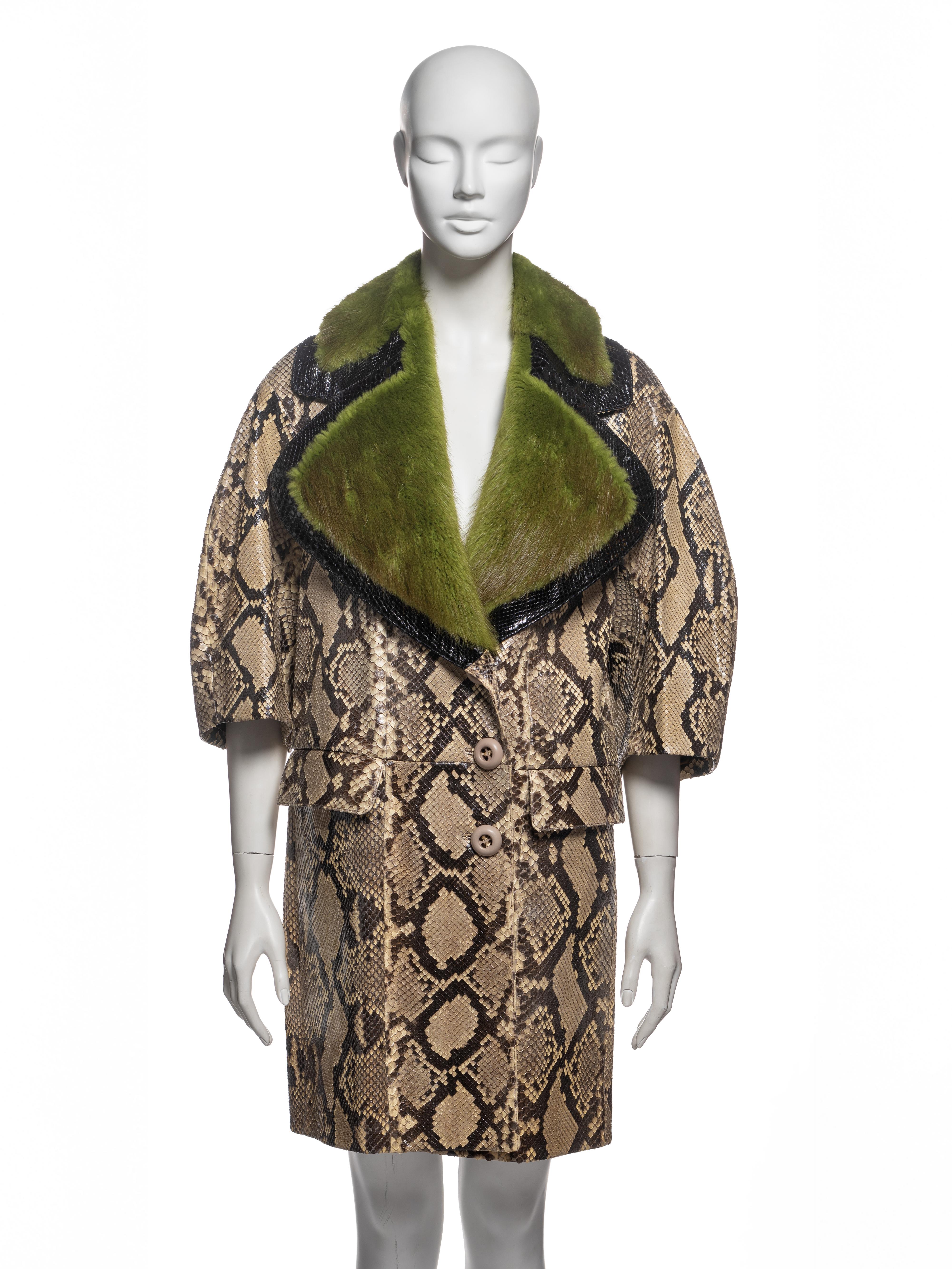 Prada by Miuccia Prada Python-Mantel mit grünem Nerzkragen, FW 2011 im Zustand „Hervorragend“ im Angebot in London, GB