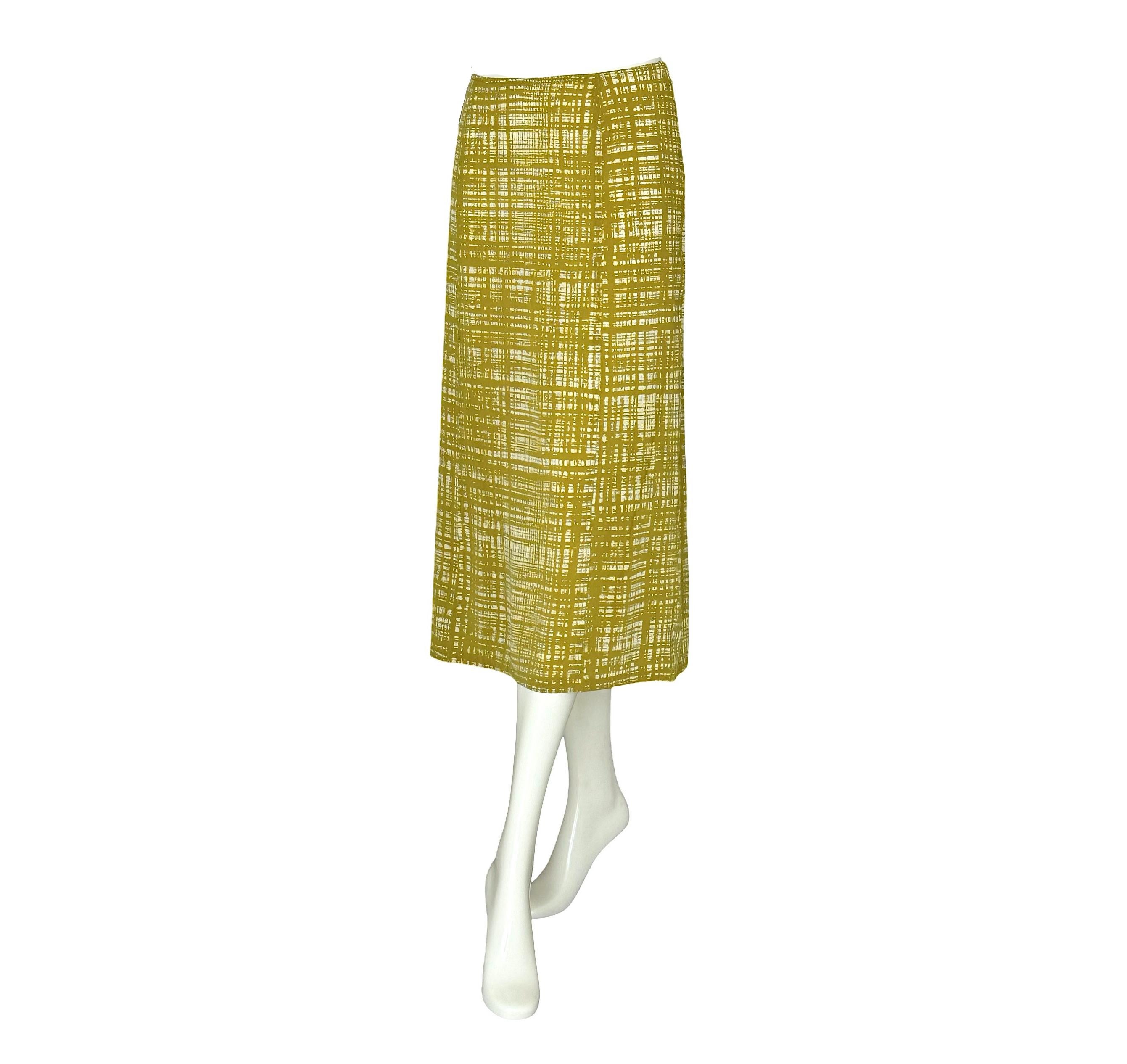 Prada - Jupe en soie pour le défilé printemps-été 1996
Issue de l'une des collections les plus emblématiques de Prada, cette jupe en soie imprimée jaune et crème a été portée sur le podium par Cecilia Chancellor et Kirsty Hume. 
L'imprimé a été