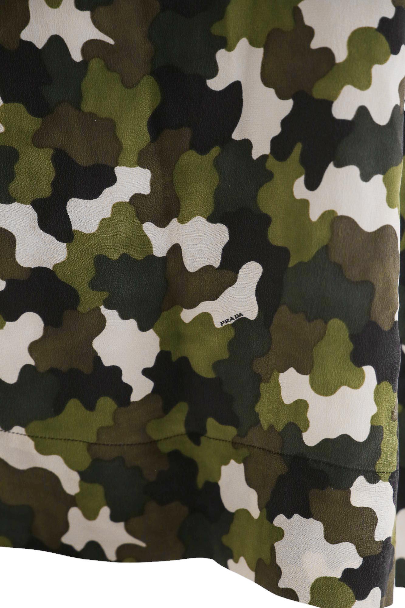 Prada by Miuccia PRE-OTOÑO 2010 Top relajado con cordones de camuflaje en venta 5