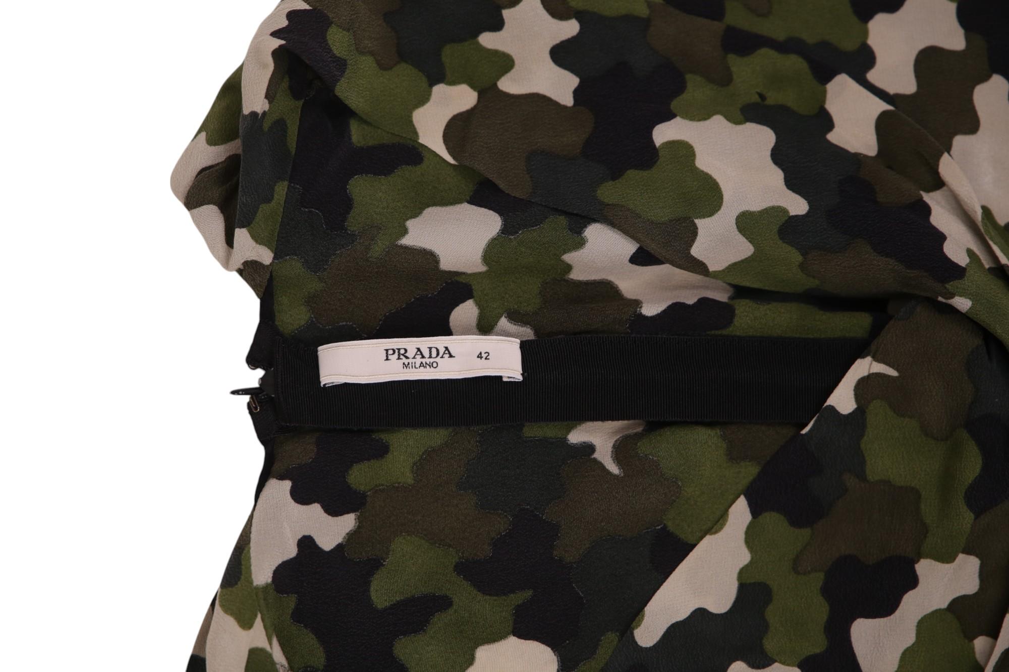 Prada by Miuccia PRE-OTOÑO 2010 Top relajado con cordones de camuflaje en venta 7