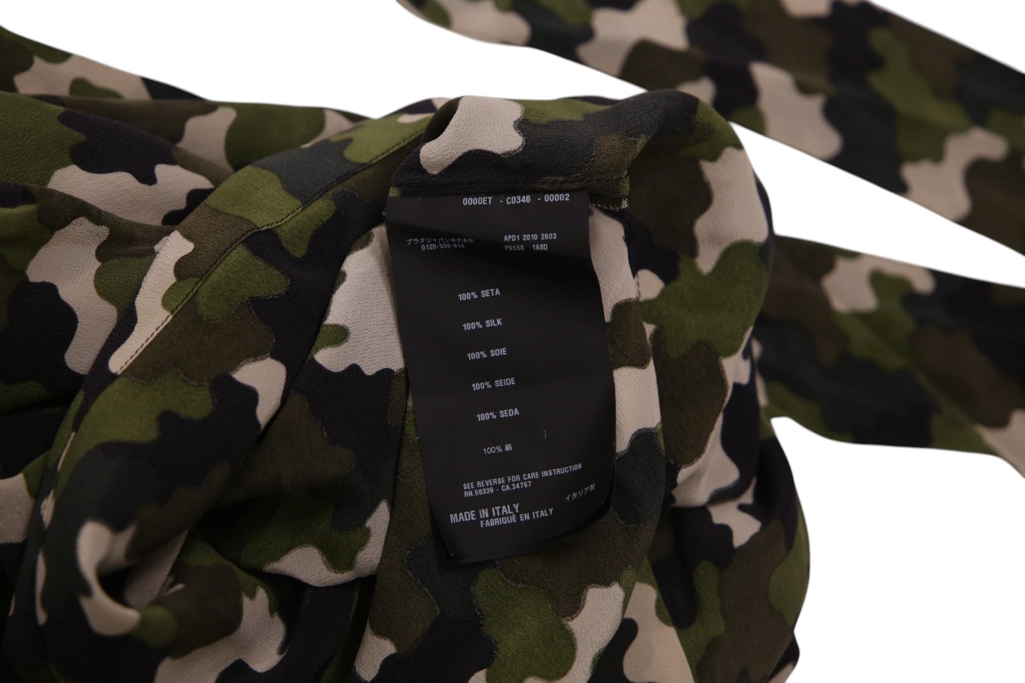 Prada by Miuccia PRE-OTOÑO 2010 Top relajado con cordones de camuflaje en venta 8