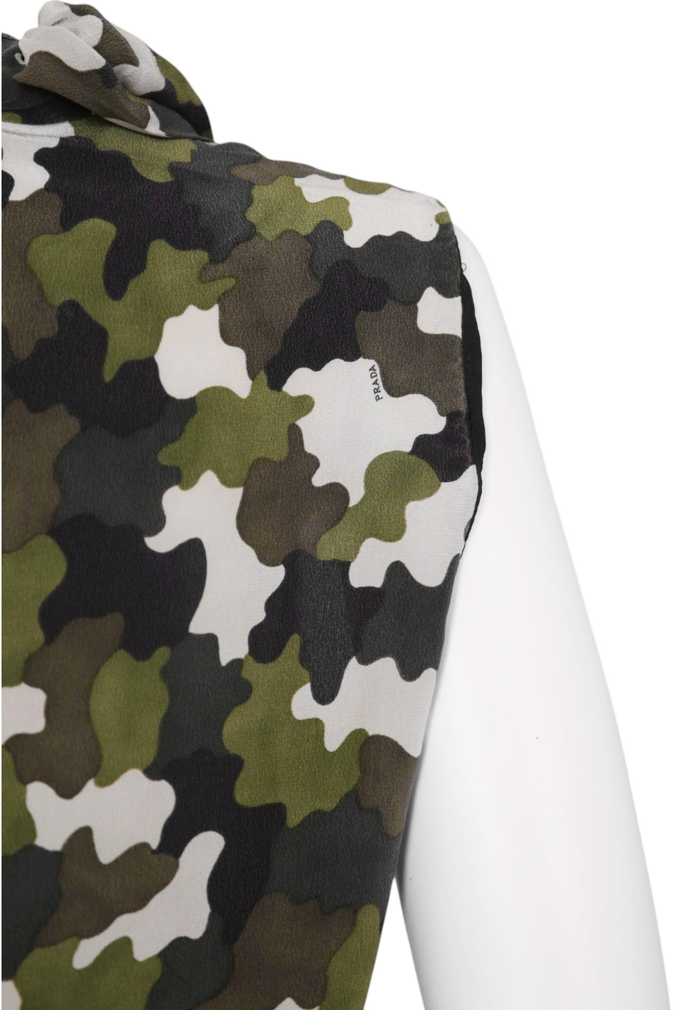 Prada by Miuccia PRE-OTOÑO 2010 Top relajado con cordones de camuflaje en venta 3