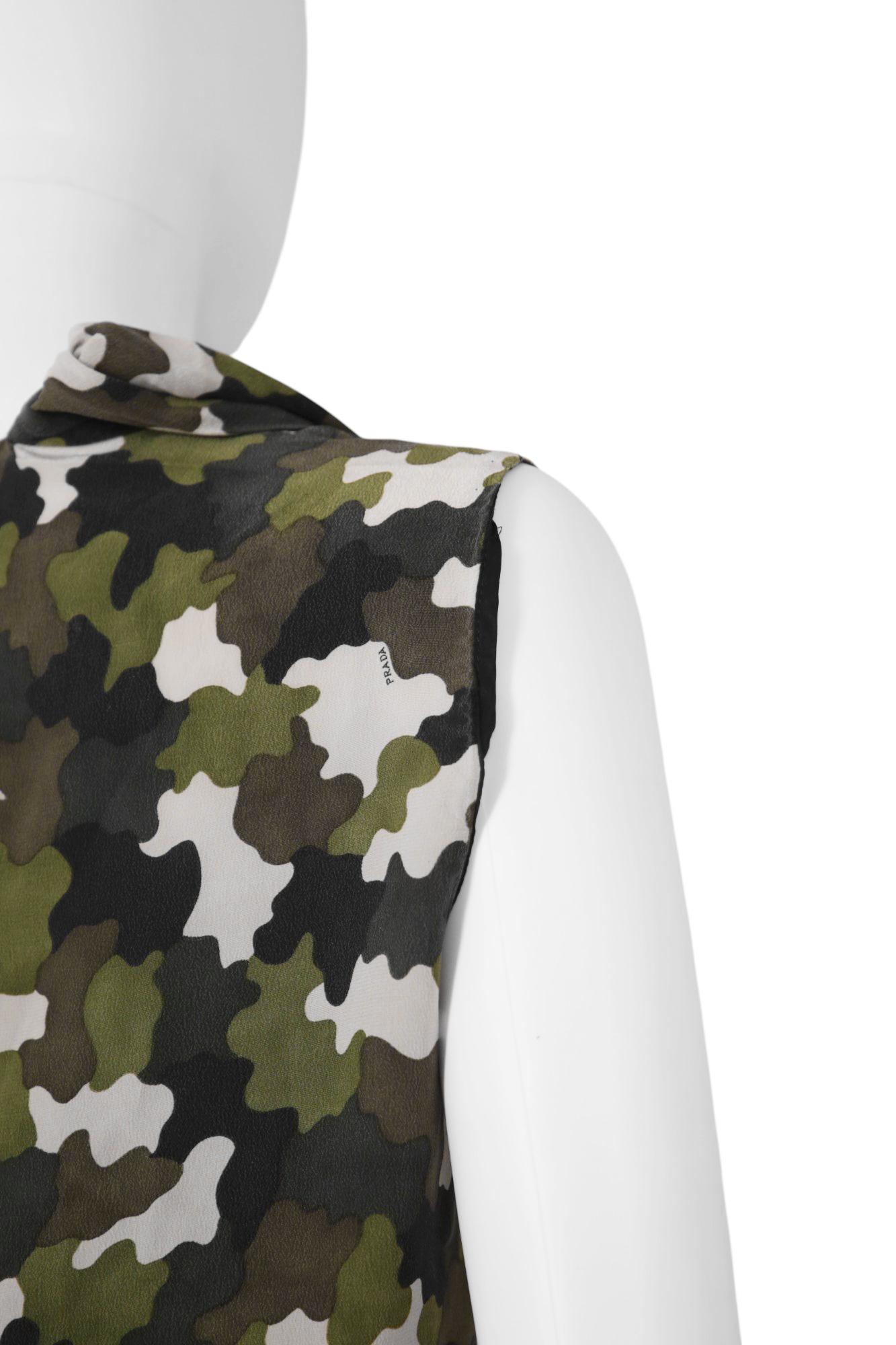 Prada by Miuccia PRE-OTOÑO 2010 Top relajado con cordones de camuflaje en venta 4