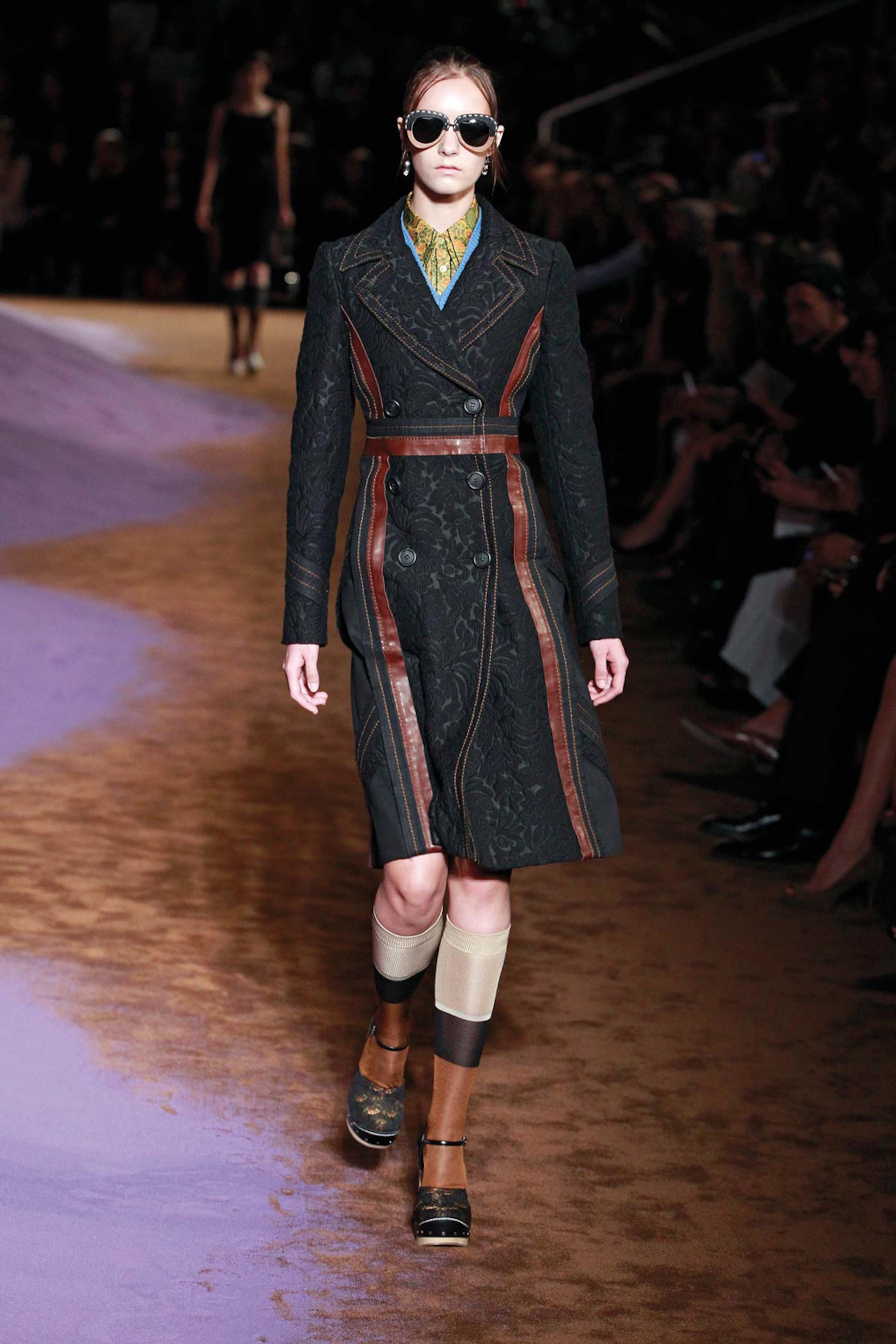 - Diseñado por Miuccia Prada
- Primavera Verano 2015
- Vaqueros negros con flores desgastadas
- Corte entallado
- Estampado floral por todas partes
- Cintura alta
- Cierre lateral con cremallera
- Muy buen estado
- Fabricado en Italia
- Materiales: