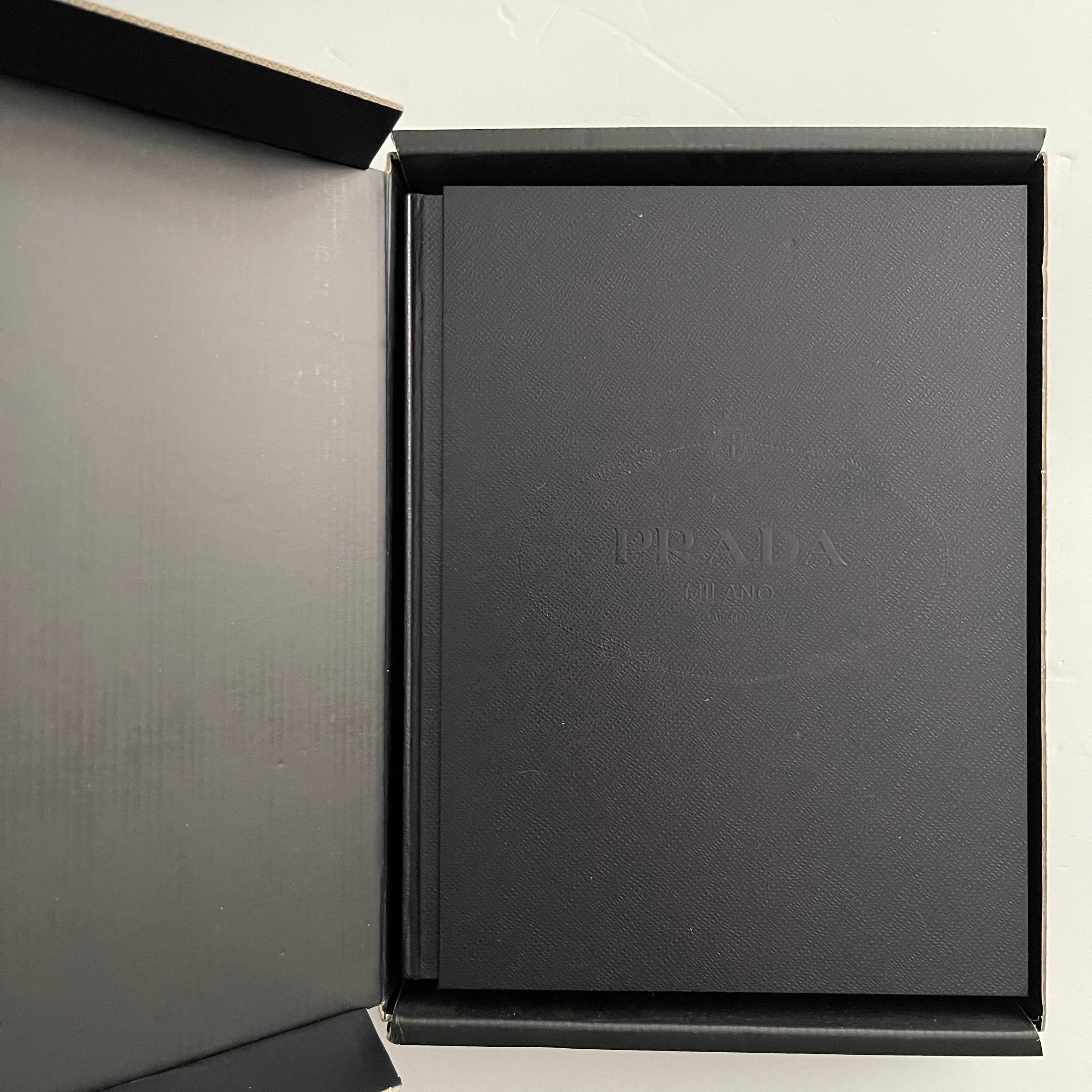 Publié par la Fondazione Prada, 2009 dans un coffret et une boîte d'origine.

Prada est le premier livre qui documente trois décennies de mode, d'architecture, de cinéma et d'art révolutionnaires de la société Prada, y compris le travail du studio