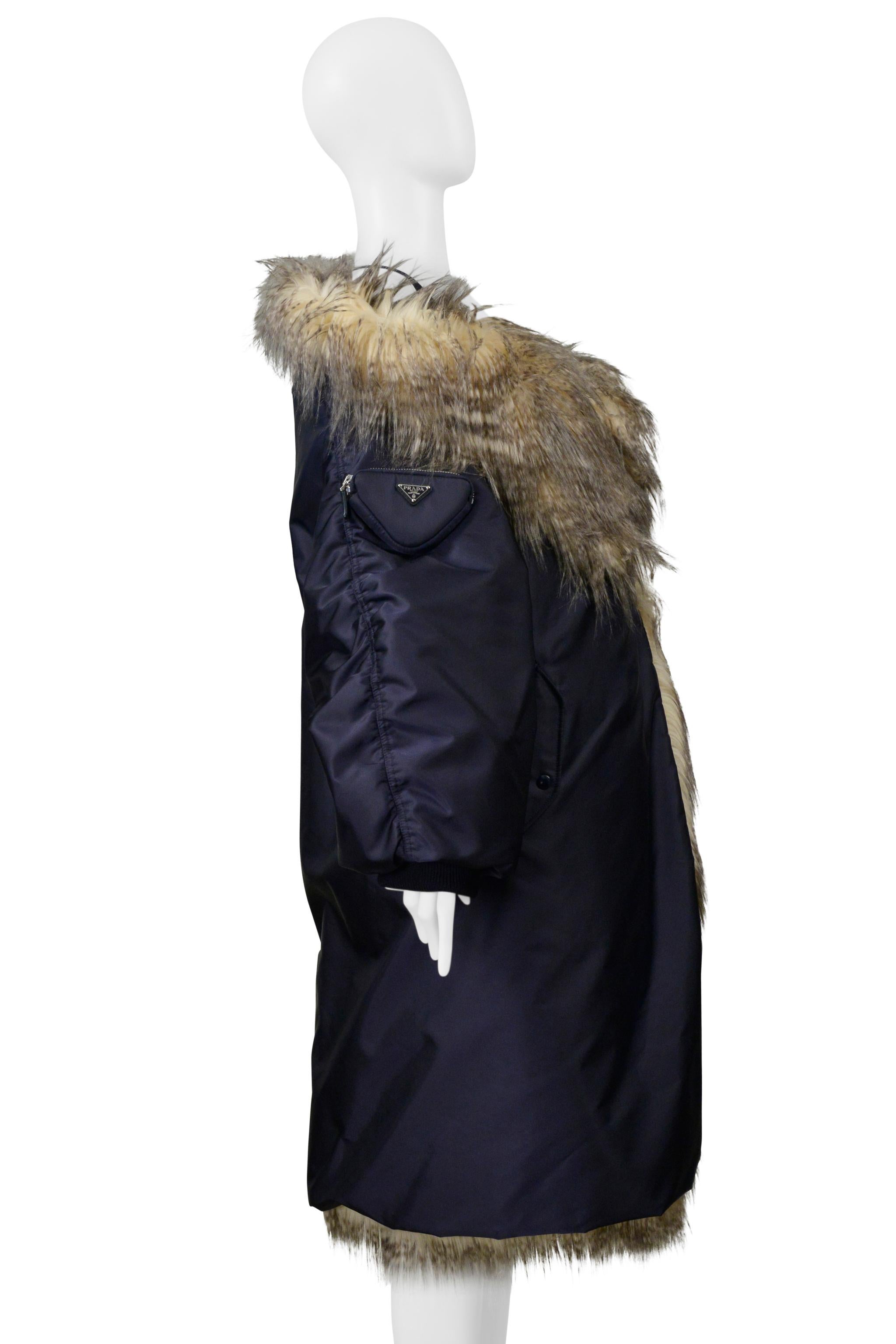 Prada By Raf Simons Manteau bombardier bleu avec fausse fourrure et capuche 2021 en vente 5