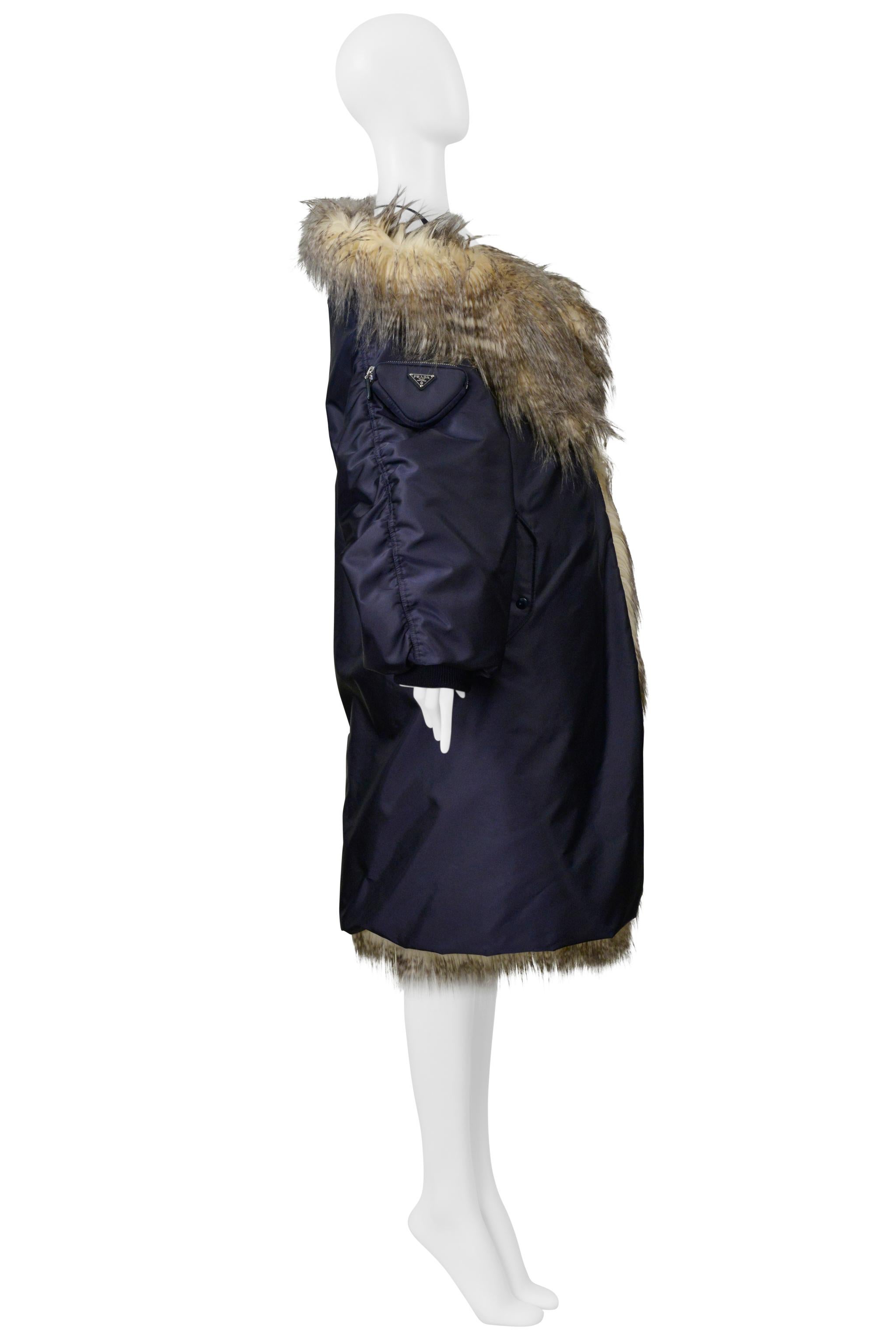Prada By Raf Simons Manteau bombardier bleu avec fausse fourrure et capuche 2021 en vente 6