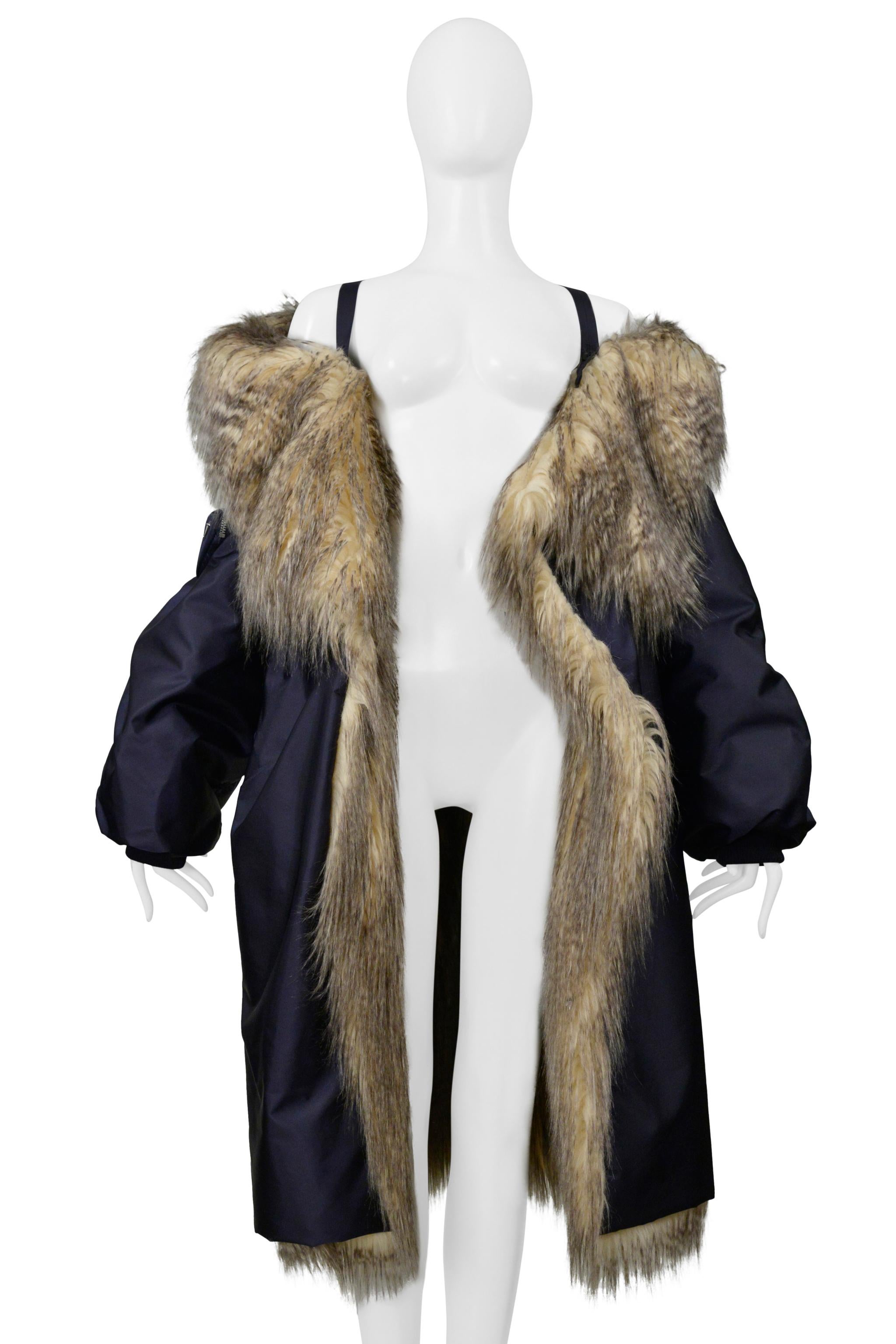 Prada By Raf Simons Manteau bombardier bleu avec fausse fourrure et capuche 2021 en vente 11