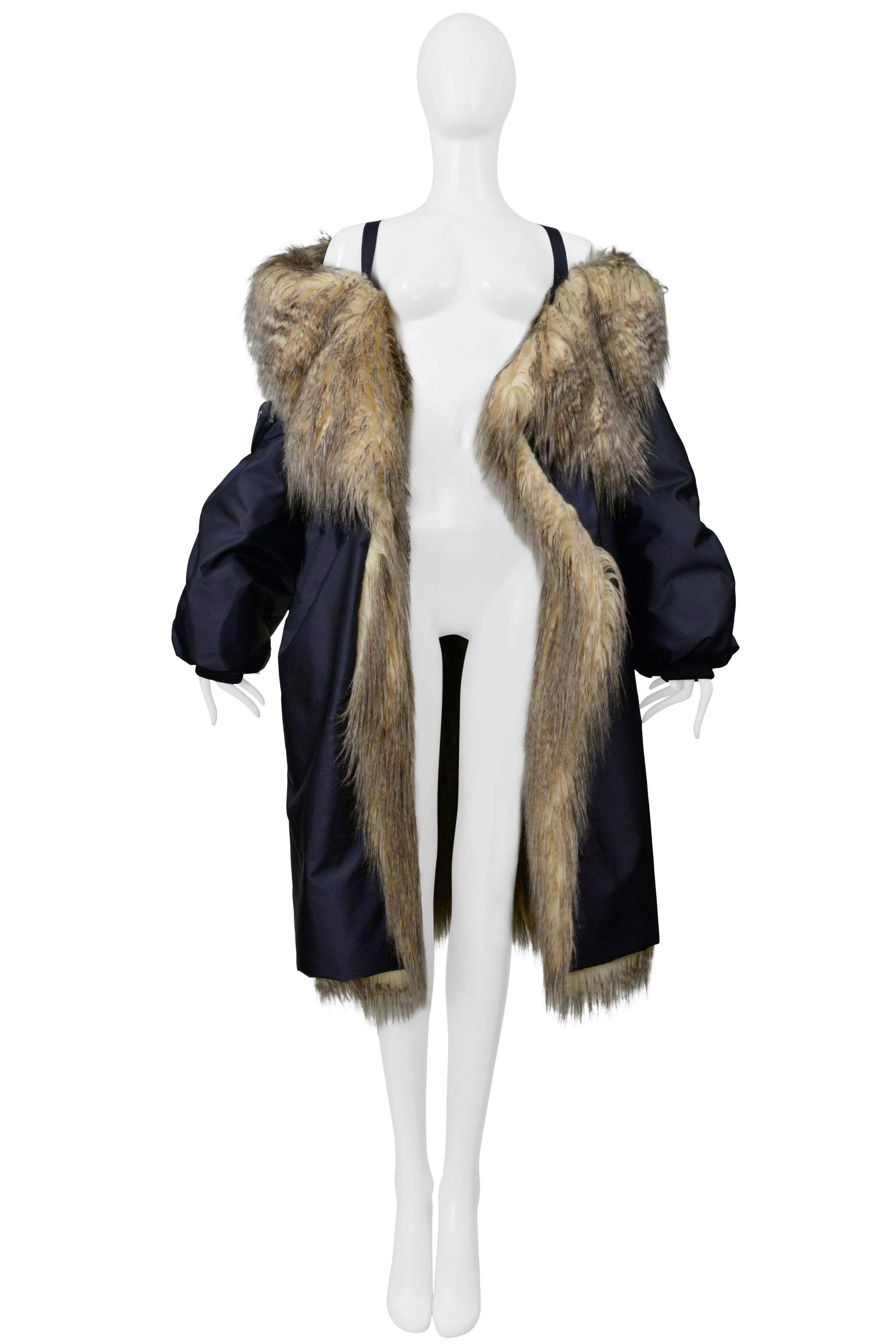 Prada By Raf Simons Manteau bombardier bleu avec fausse fourrure et capuche 2021 en vente 12