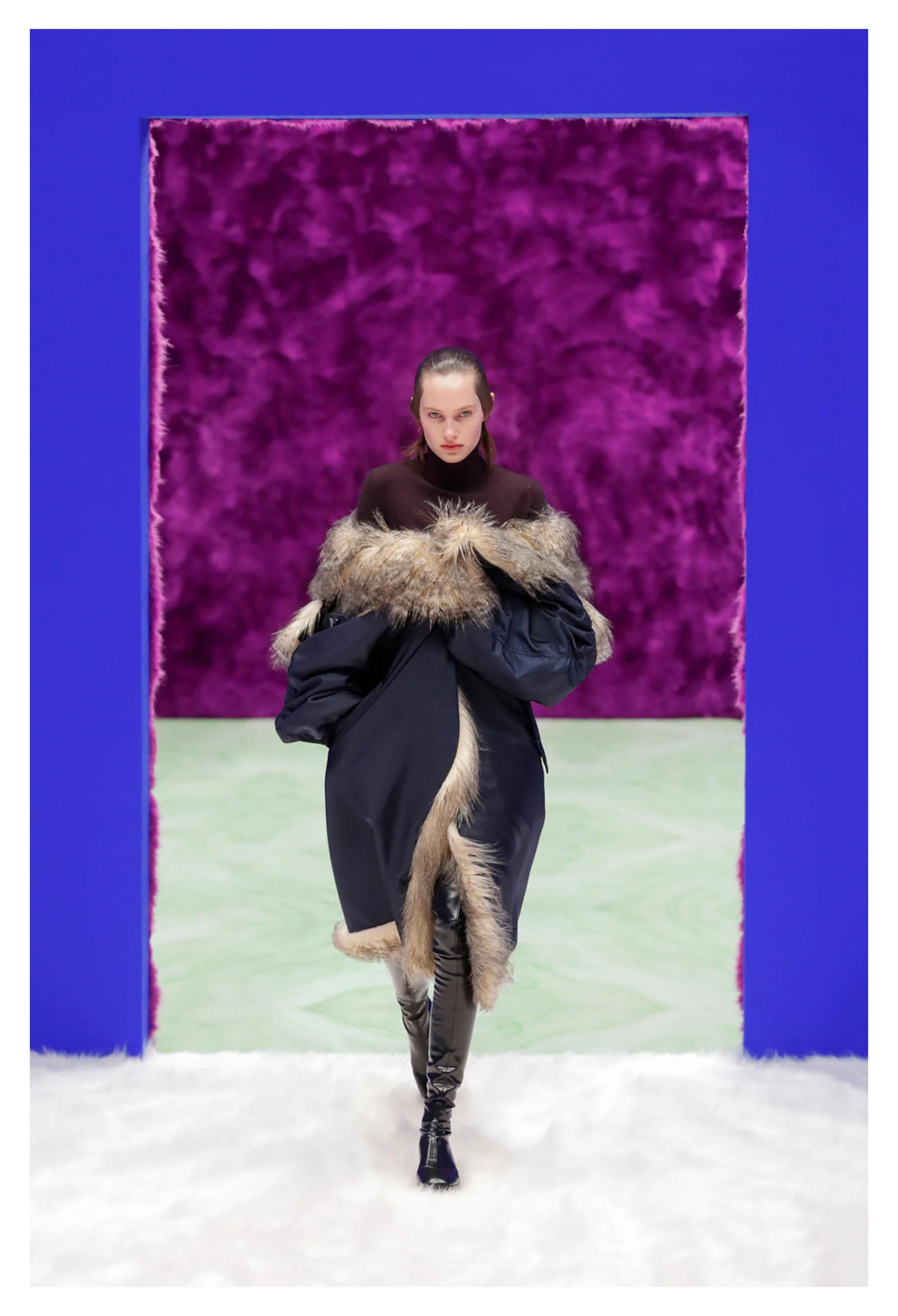 Resurrection Vintage a le plaisir de vous proposer un superbe manteau bombardier bleu de Prada avec fausse fourrure datant du premier défilé de Raf Simons dans la maison. Le manteau est doublé de fausse fourrure et comporte des bretelles intérieures