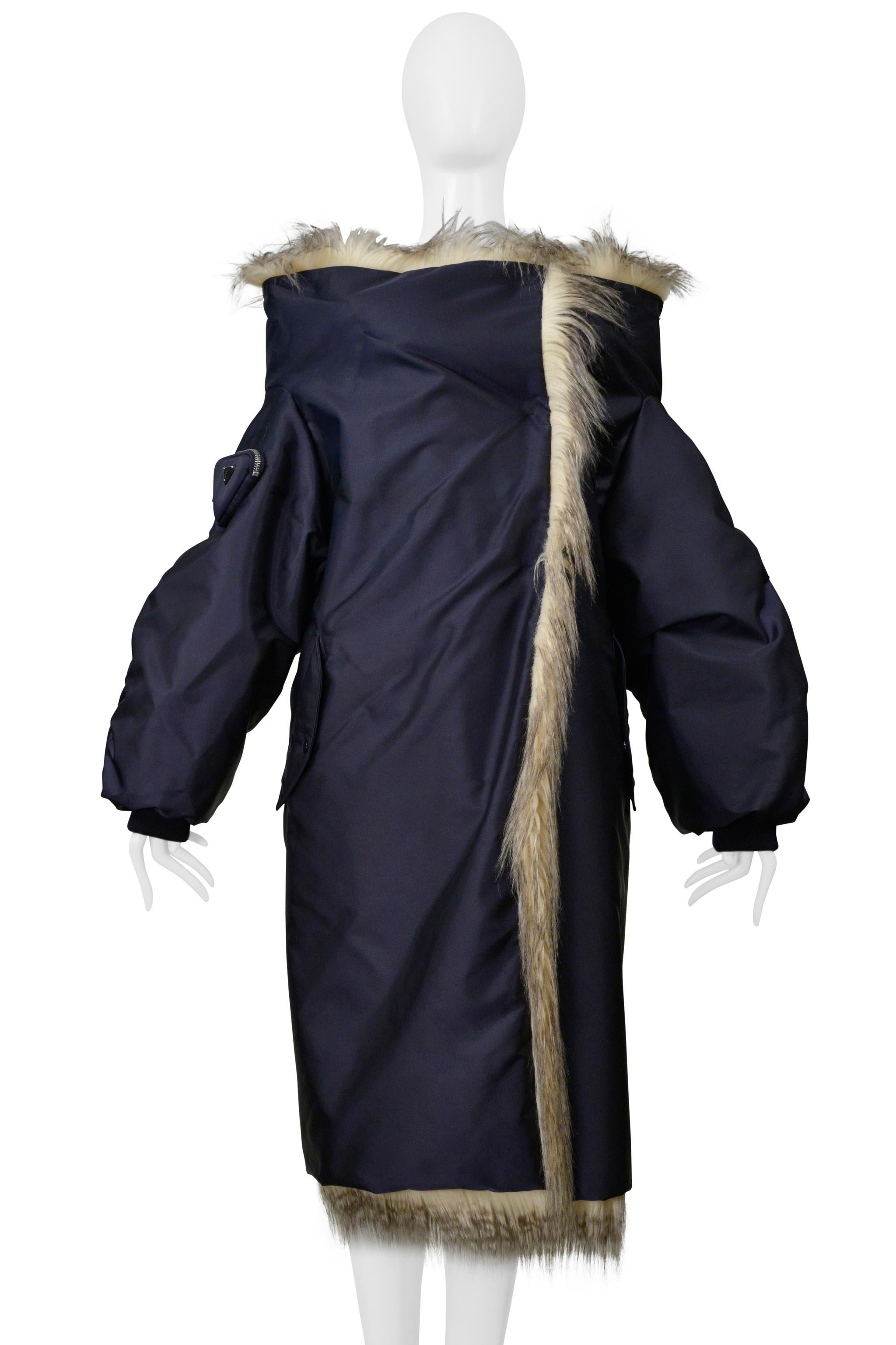 Prada By Raf Simons Manteau bombardier bleu avec fausse fourrure et capuche 2021 Excellent état - En vente à Los Angeles, CA