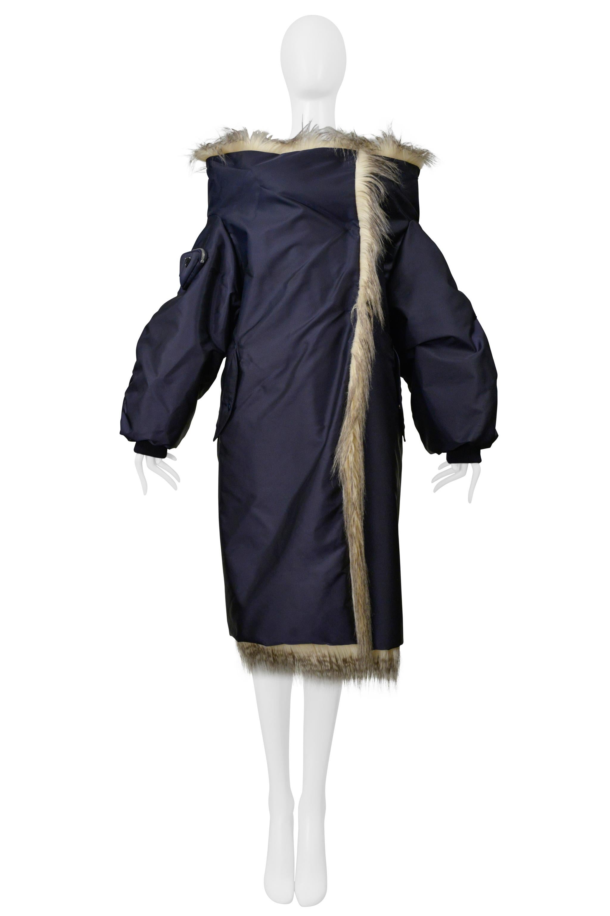 Prada By Raf Simons Manteau bombardier bleu avec fausse fourrure et capuche 2021 Unisexe en vente